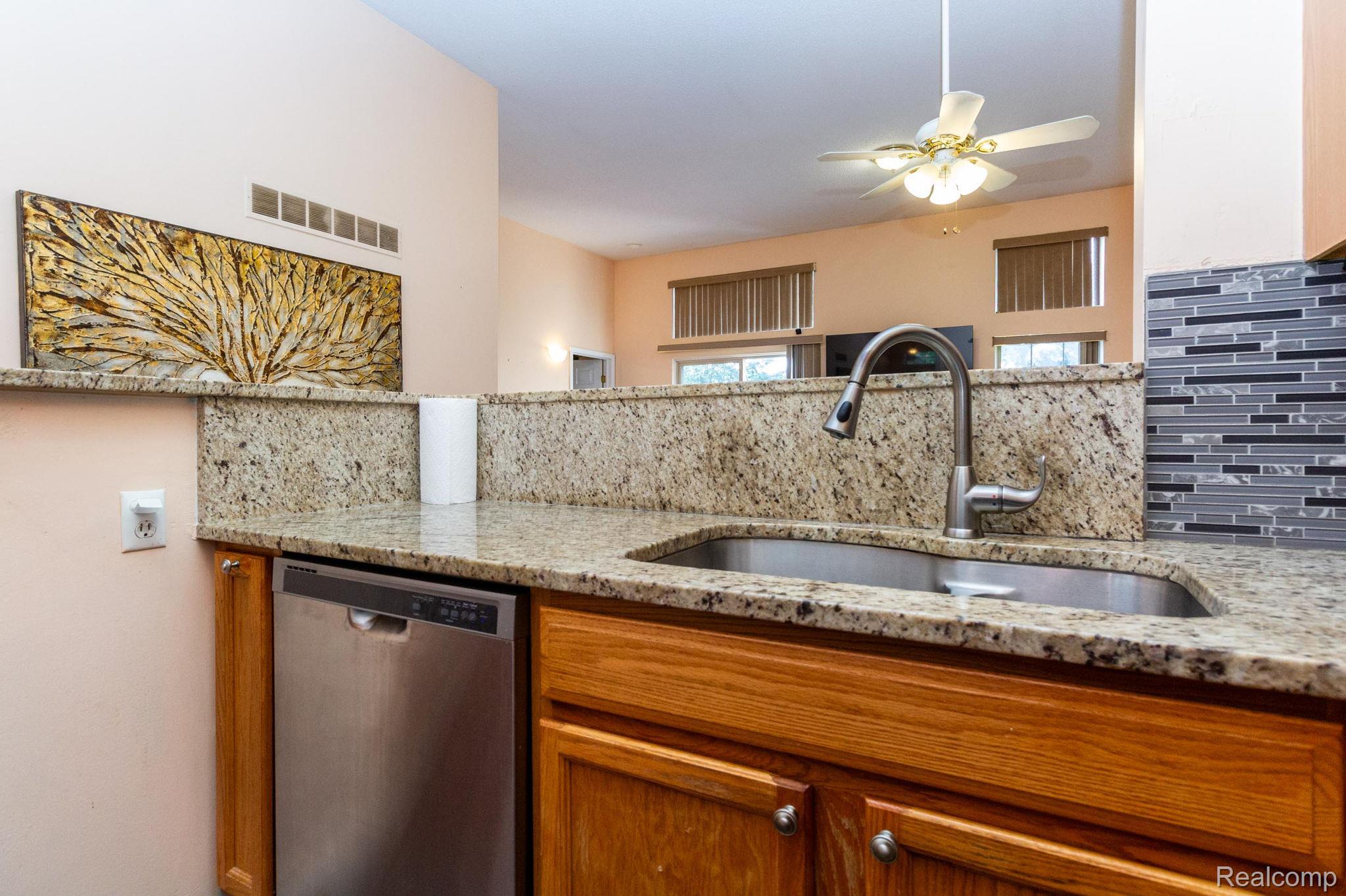 Westland City, Michigan 48185, United States, 2 Bedrooms Bedrooms, ,3 BathroomsBathrooms,Residential,Pending,191356