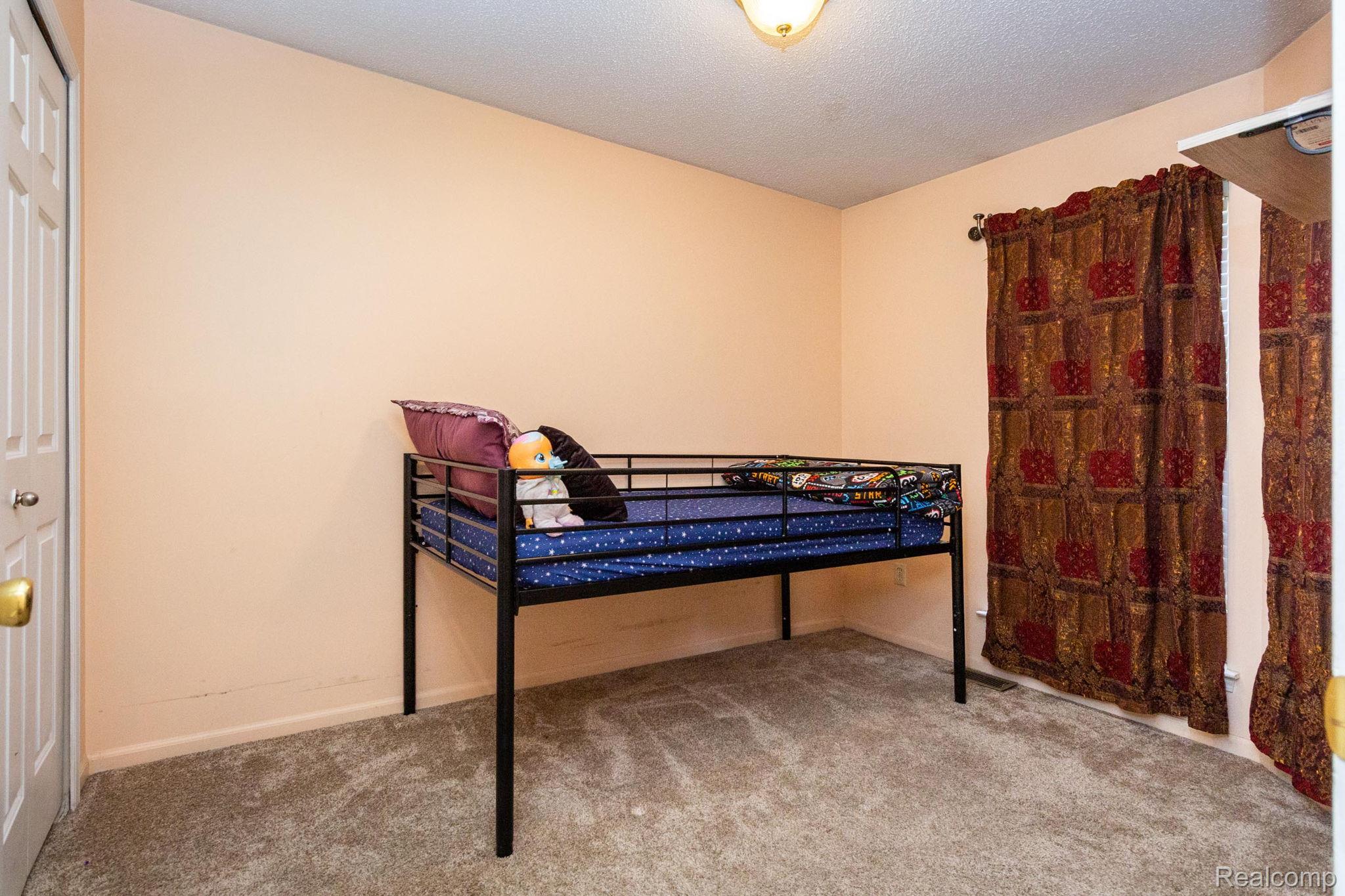 Westland City, Michigan 48185, United States, 2 Bedrooms Bedrooms, ,3 BathroomsBathrooms,Residential,Pending,191356