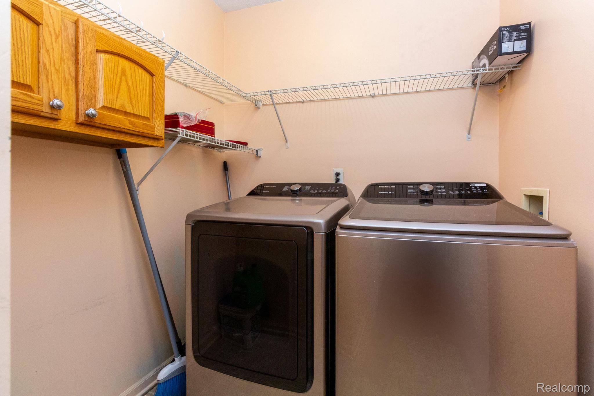 Westland City, Michigan 48185, United States, 2 Bedrooms Bedrooms, ,3 BathroomsBathrooms,Residential,Pending,191356