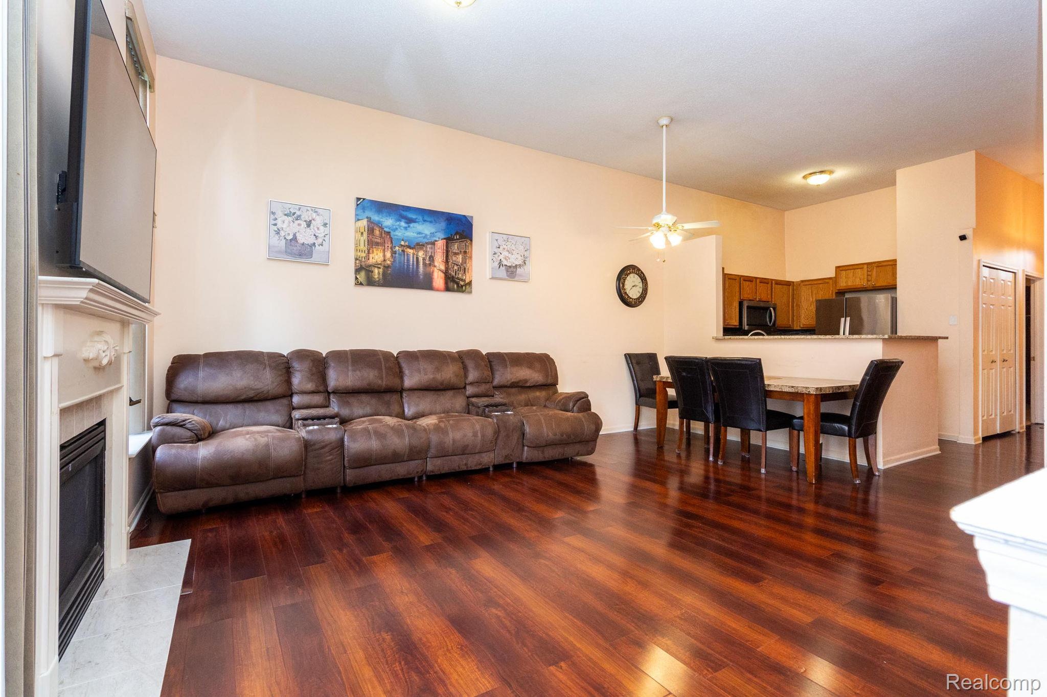 Westland City, Michigan 48185, United States, 2 Bedrooms Bedrooms, ,3 BathroomsBathrooms,Residential,Pending,191356