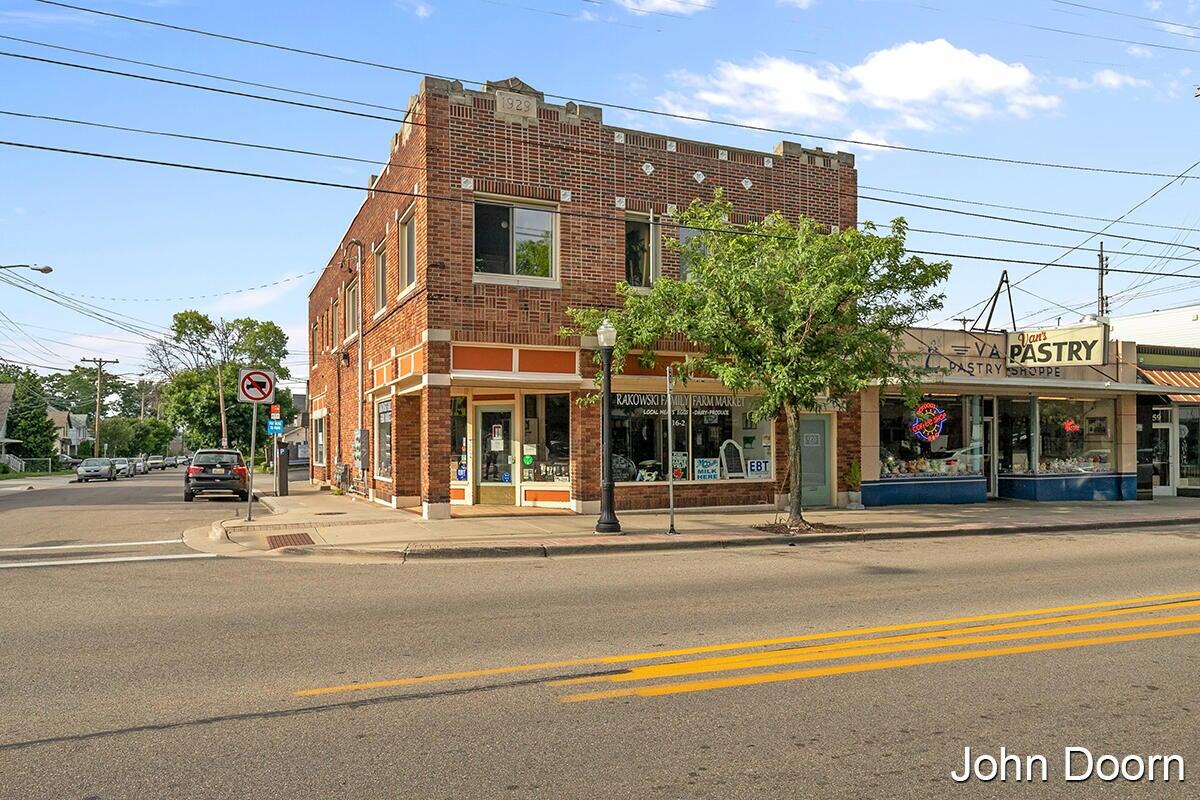 953 Fulton Street E