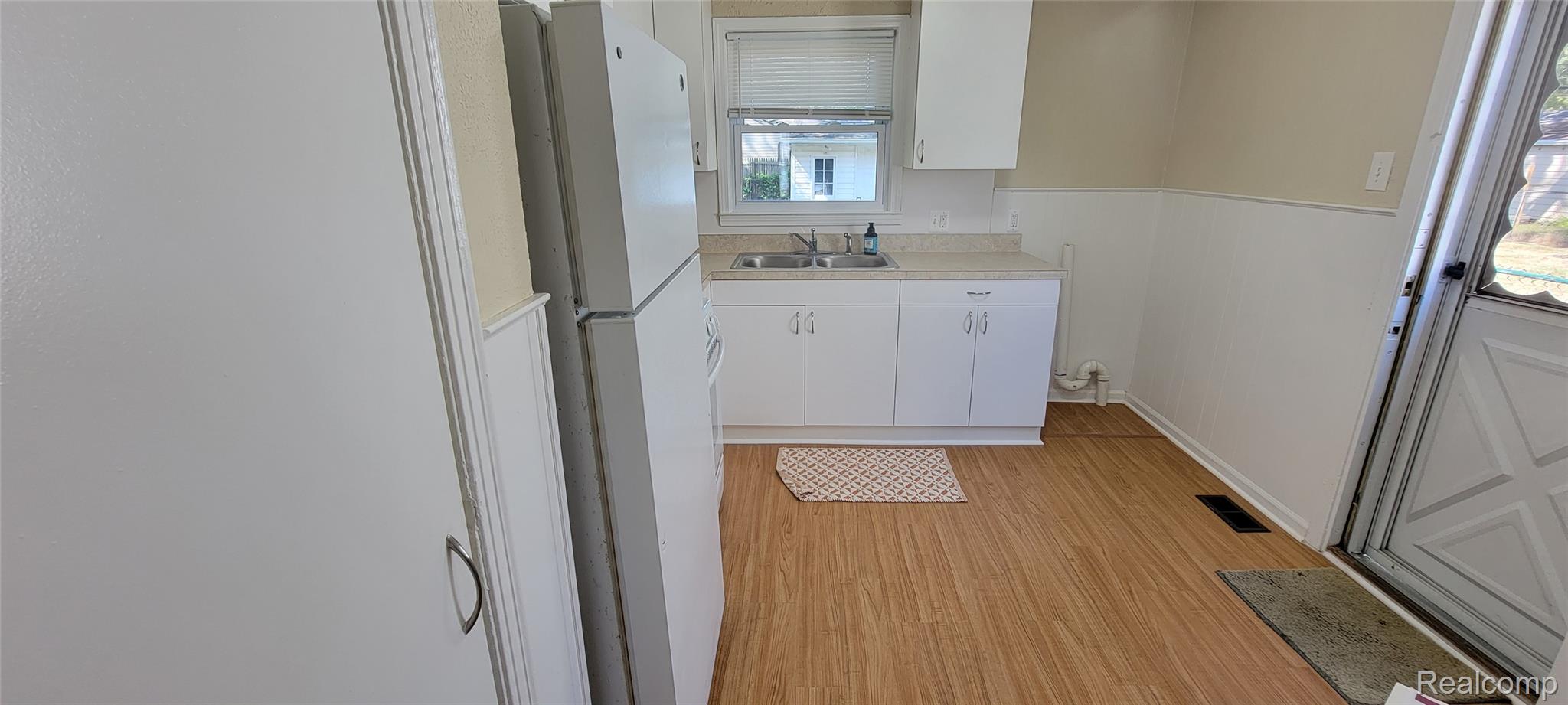 Ferndale City, Michigan 48220, United States, 2 Bedrooms Bedrooms, ,1 BathroomBathrooms,Residential,Active,211878