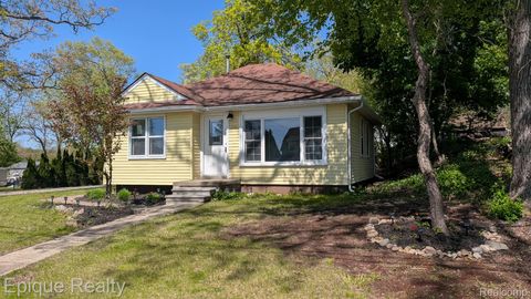 Photo of 3605 Jackson Boulevard, White Lake Charter Township, MI 48383 (MLS # 20261035035)