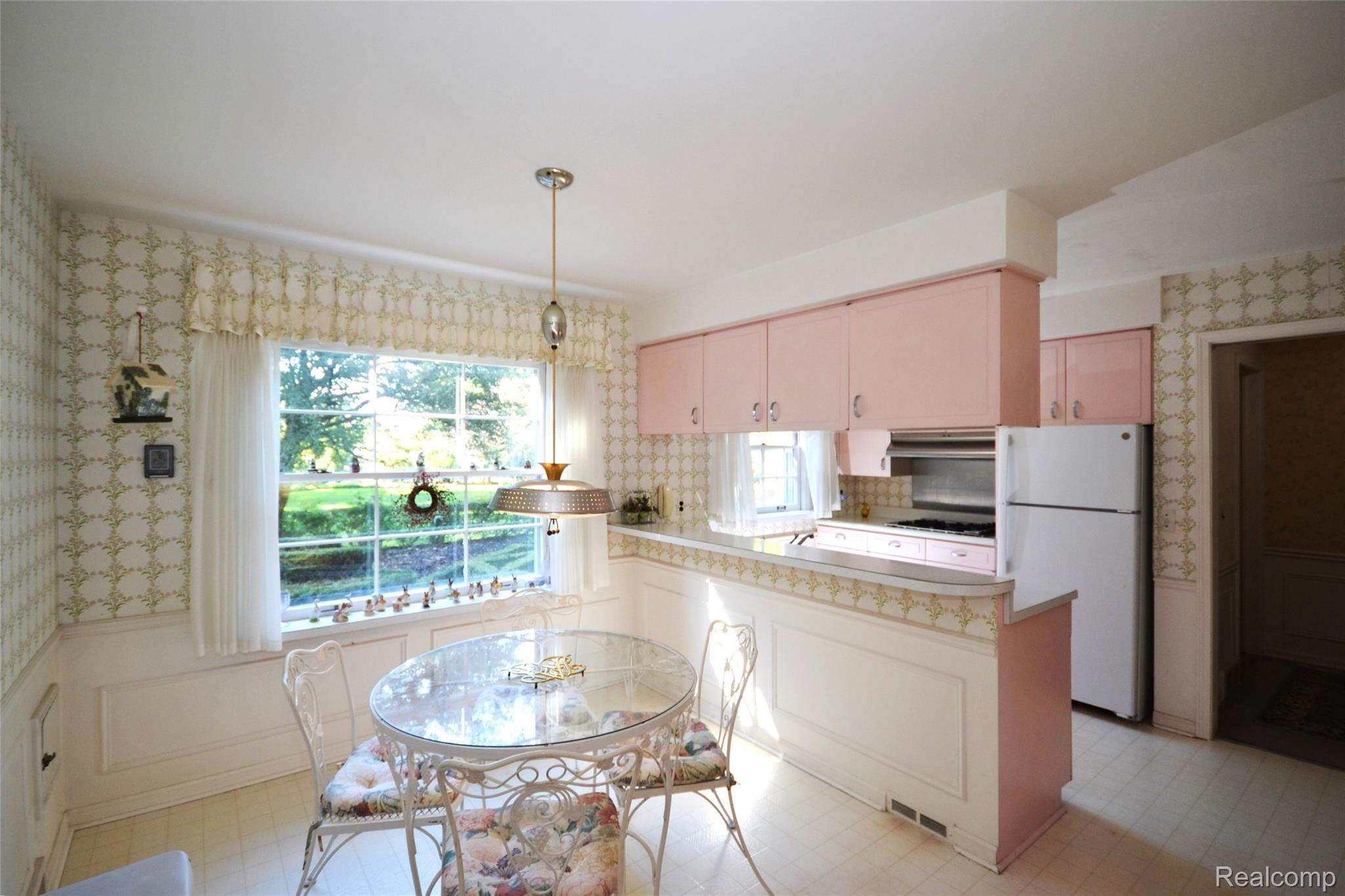 Bloomfield Charter Township, Michigan 48301, United States, 4 Bedrooms Bedrooms, ,3 BathroomsBathrooms,Residential,Pending,206332