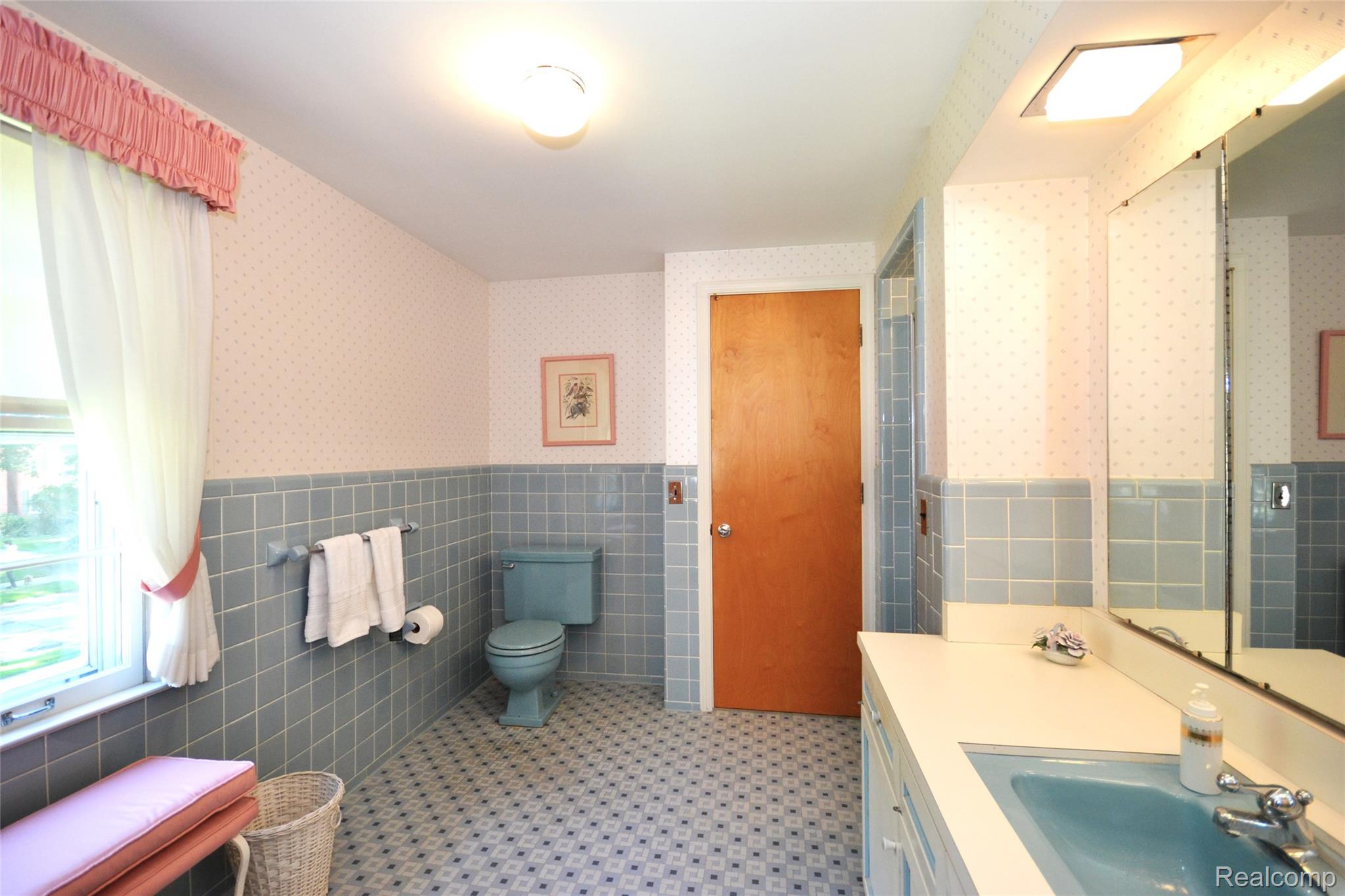 Bloomfield Charter Township, Michigan 48301, United States, 4 Bedrooms Bedrooms, ,3 BathroomsBathrooms,Residential,Pending,206332