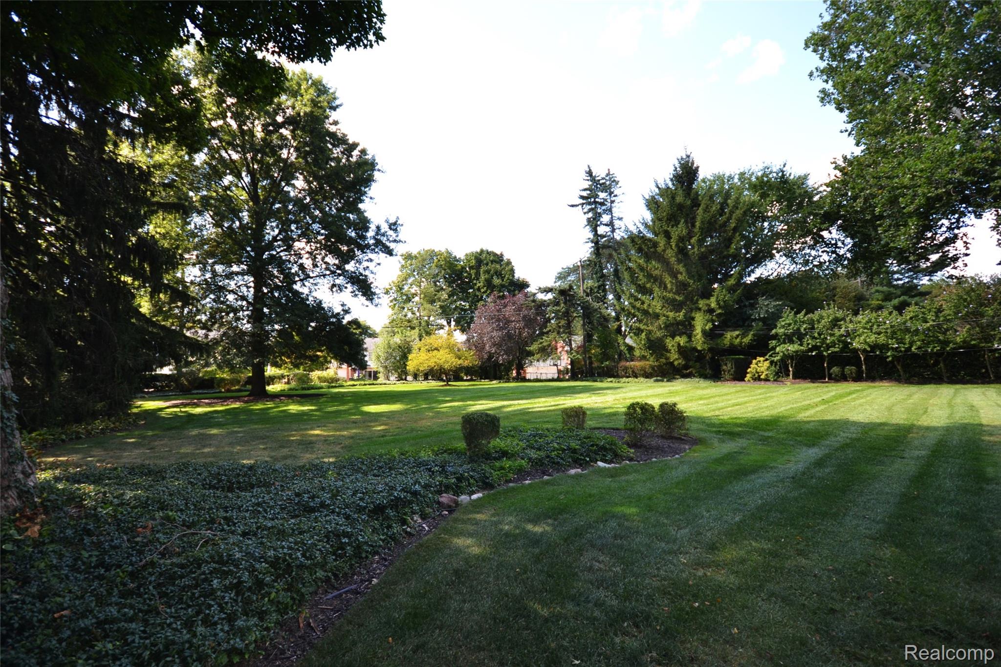 Bloomfield Charter Township, Michigan 48301, United States, 4 Bedrooms Bedrooms, ,3 BathroomsBathrooms,Residential,Pending,206332