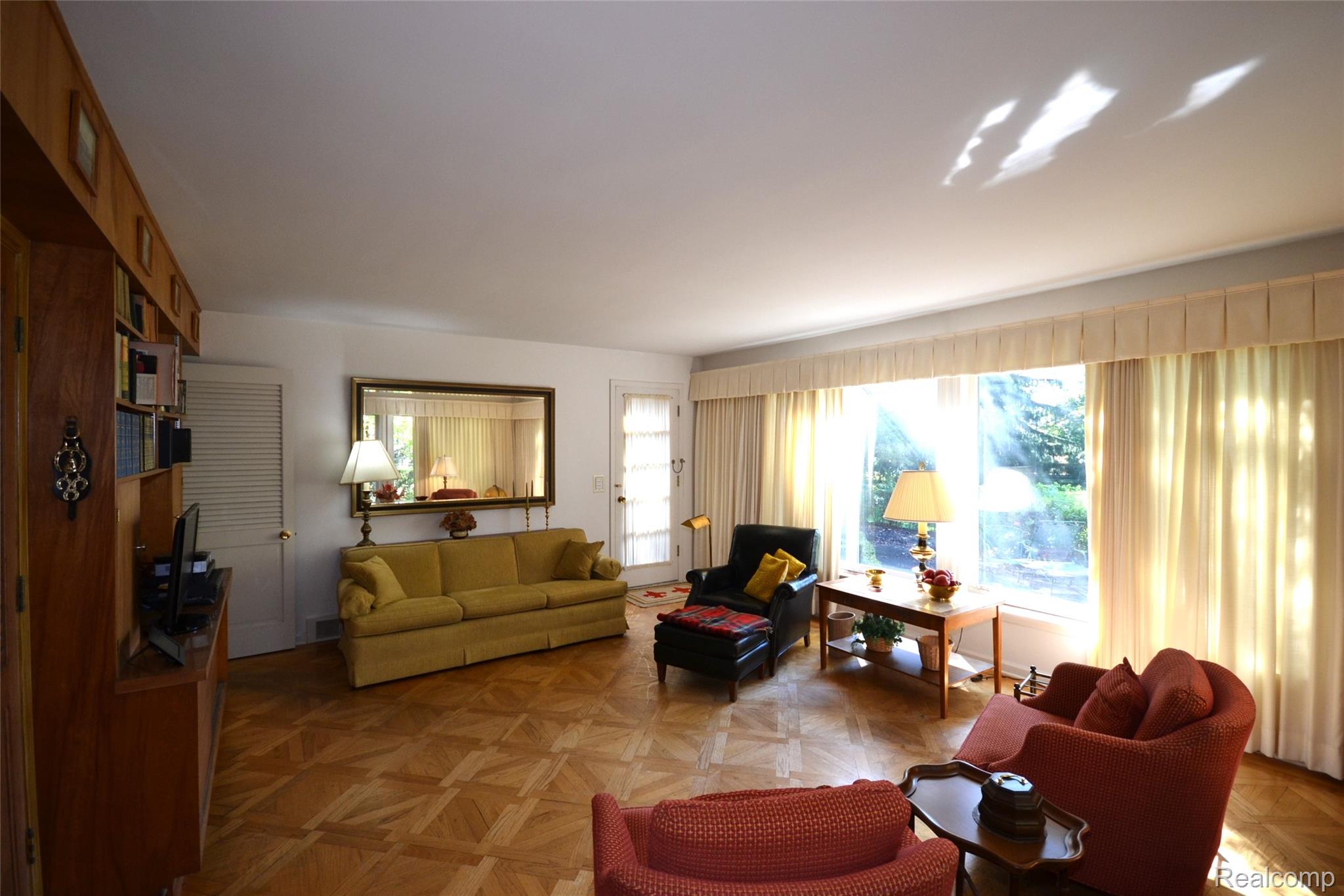 Bloomfield Charter Township, Michigan 48301, United States, 4 Bedrooms Bedrooms, ,3 BathroomsBathrooms,Residential,Pending,206332