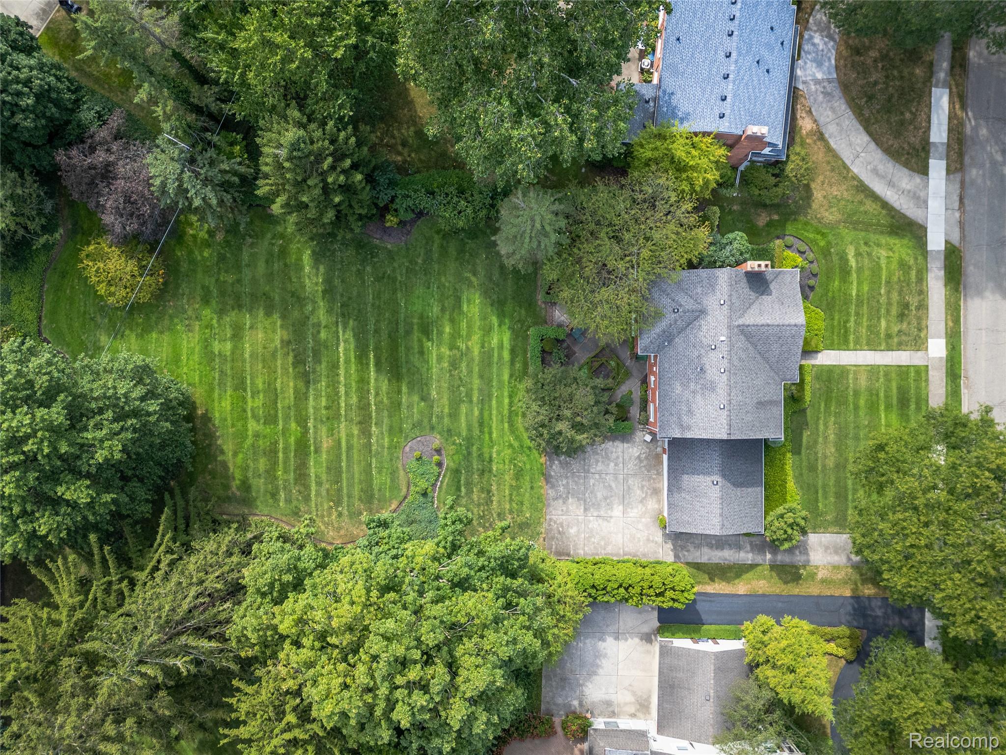 Bloomfield Charter Township, Michigan 48301, United States, 4 Bedrooms Bedrooms, ,3 BathroomsBathrooms,Residential,Pending,206332