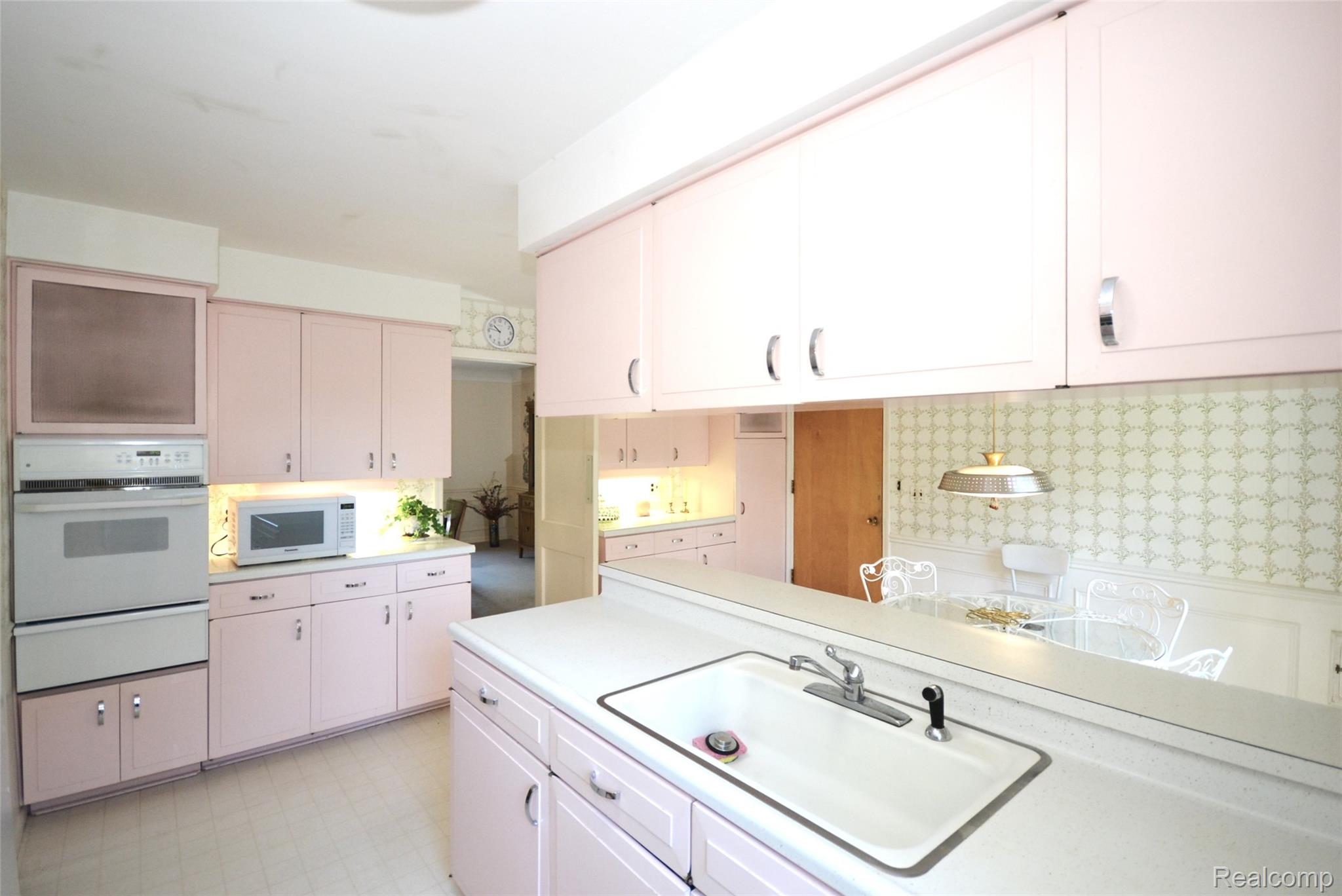 Bloomfield Charter Township, Michigan 48301, United States, 4 Bedrooms Bedrooms, ,3 BathroomsBathrooms,Residential,Pending,206332