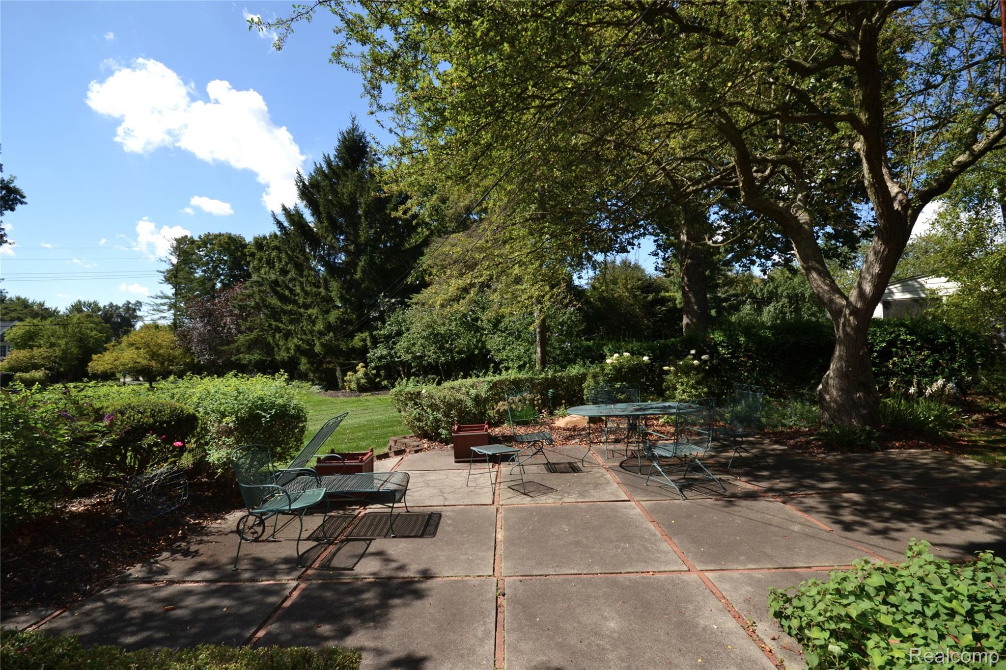 Bloomfield Charter Township, Michigan 48301, United States, 4 Bedrooms Bedrooms, ,3 BathroomsBathrooms,Residential,Pending,206332