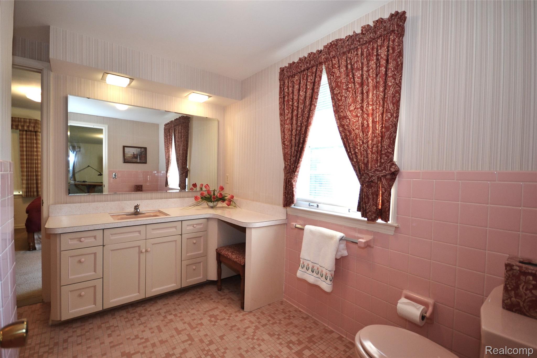 Bloomfield Charter Township, Michigan 48301, United States, 4 Bedrooms Bedrooms, ,3 BathroomsBathrooms,Residential,Pending,206332