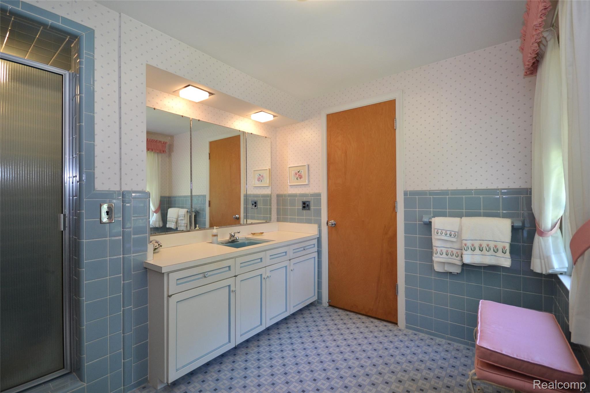 Bloomfield Charter Township, Michigan 48301, United States, 4 Bedrooms Bedrooms, ,3 BathroomsBathrooms,Residential,Pending,206332