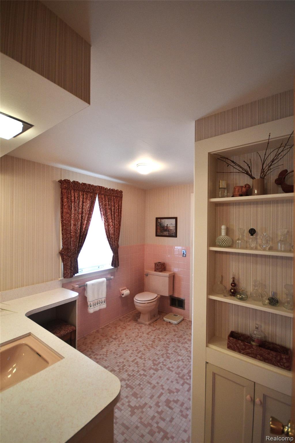 Bloomfield Charter Township, Michigan 48301, United States, 4 Bedrooms Bedrooms, ,3 BathroomsBathrooms,Residential,Pending,206332