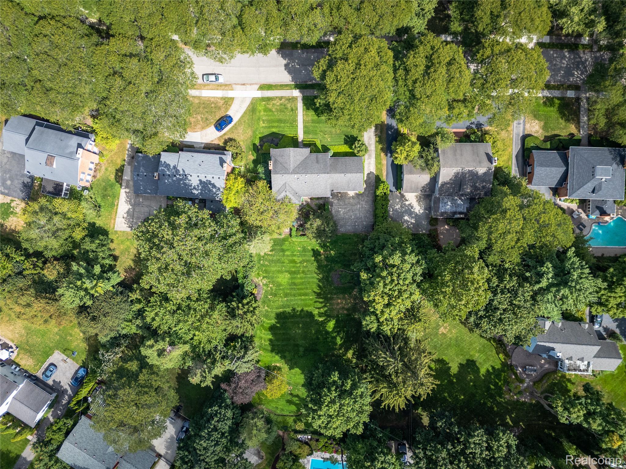 Bloomfield Charter Township, Michigan 48301, United States, 4 Bedrooms Bedrooms, ,3 BathroomsBathrooms,Residential,Pending,206332