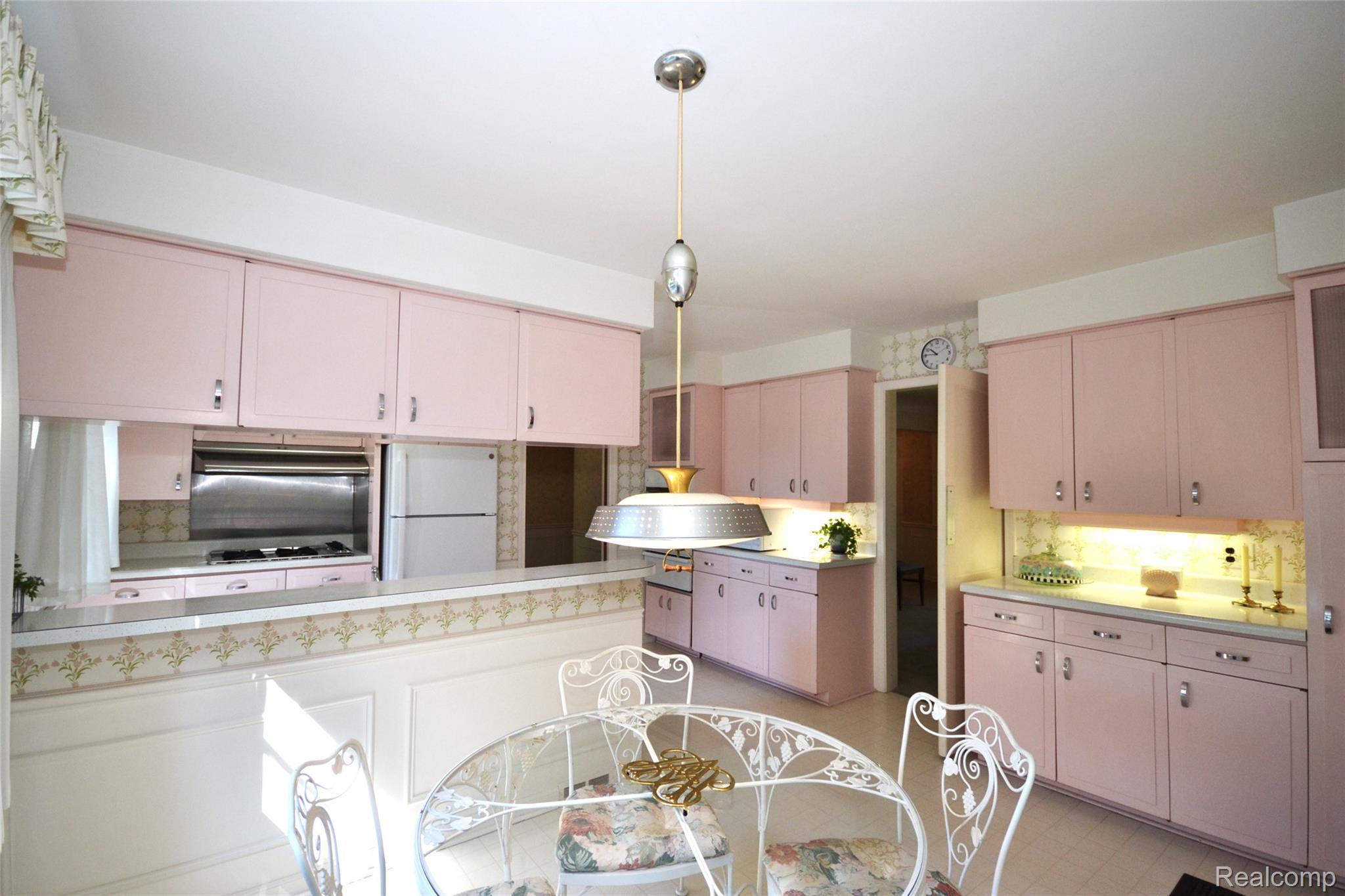 Bloomfield Charter Township, Michigan 48301, United States, 4 Bedrooms Bedrooms, ,3 BathroomsBathrooms,Residential,Pending,206332