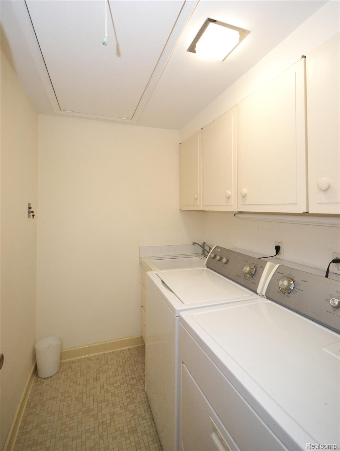 Bloomfield Charter Township, Michigan 48301, United States, 4 Bedrooms Bedrooms, ,3 BathroomsBathrooms,Residential,Pending,206332