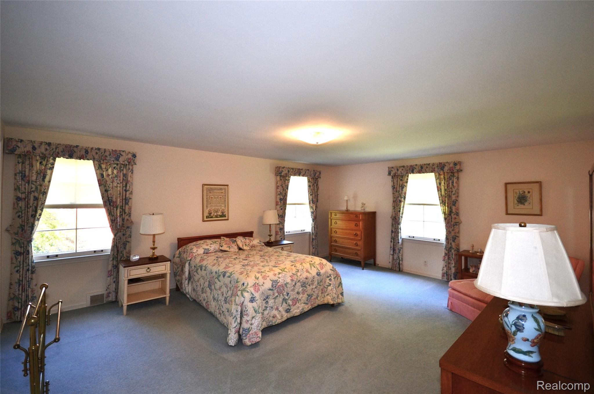 Bloomfield Charter Township, Michigan 48301, United States, 4 Bedrooms Bedrooms, ,3 BathroomsBathrooms,Residential,Pending,206332