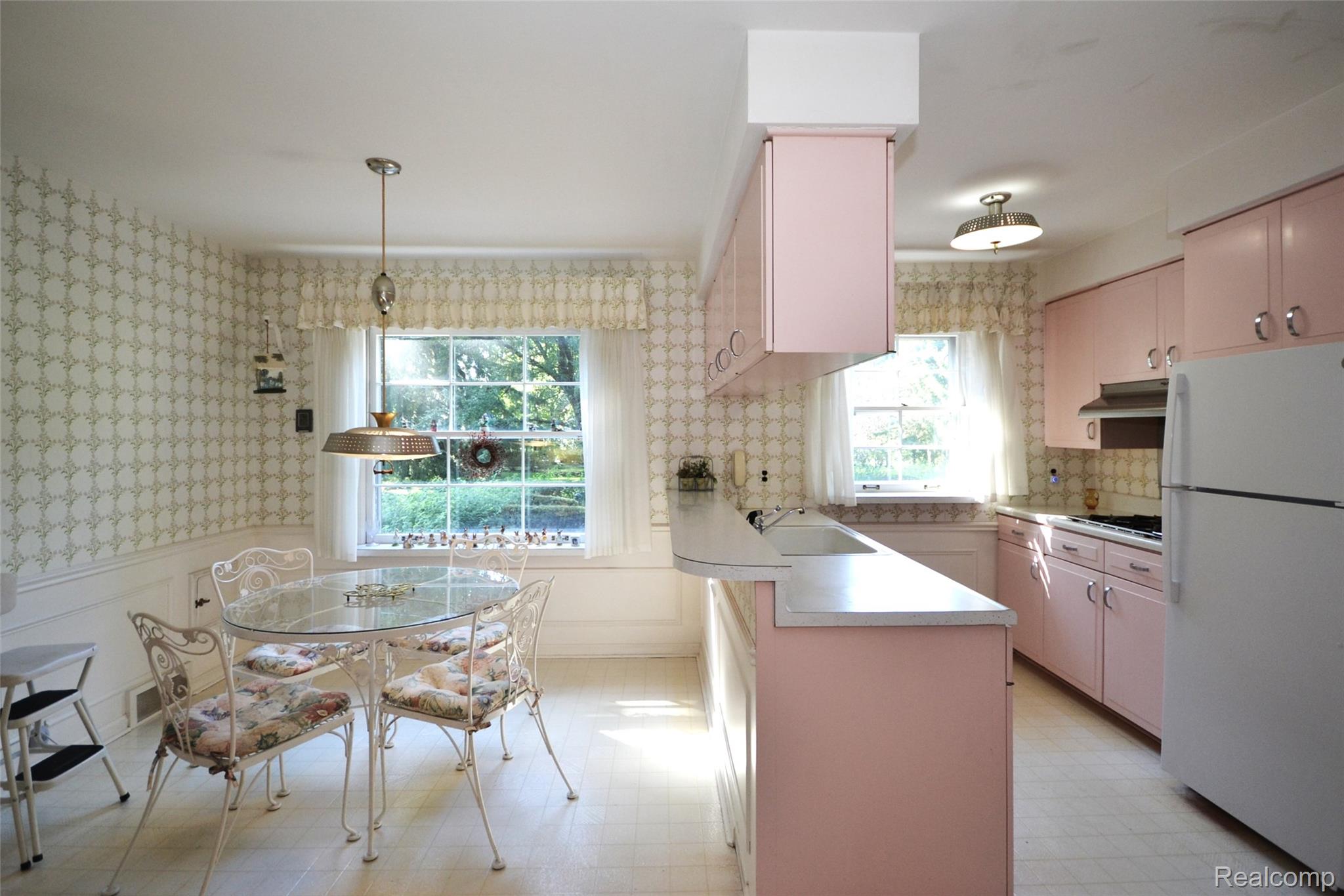 Bloomfield Charter Township, Michigan 48301, United States, 4 Bedrooms Bedrooms, ,3 BathroomsBathrooms,Residential,Pending,206332