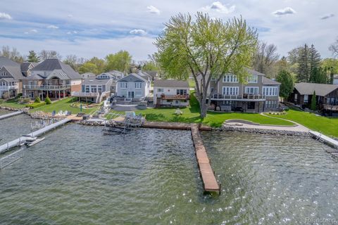 2414 CRANEWOOD Drive Fenton Charter Township MI 48430