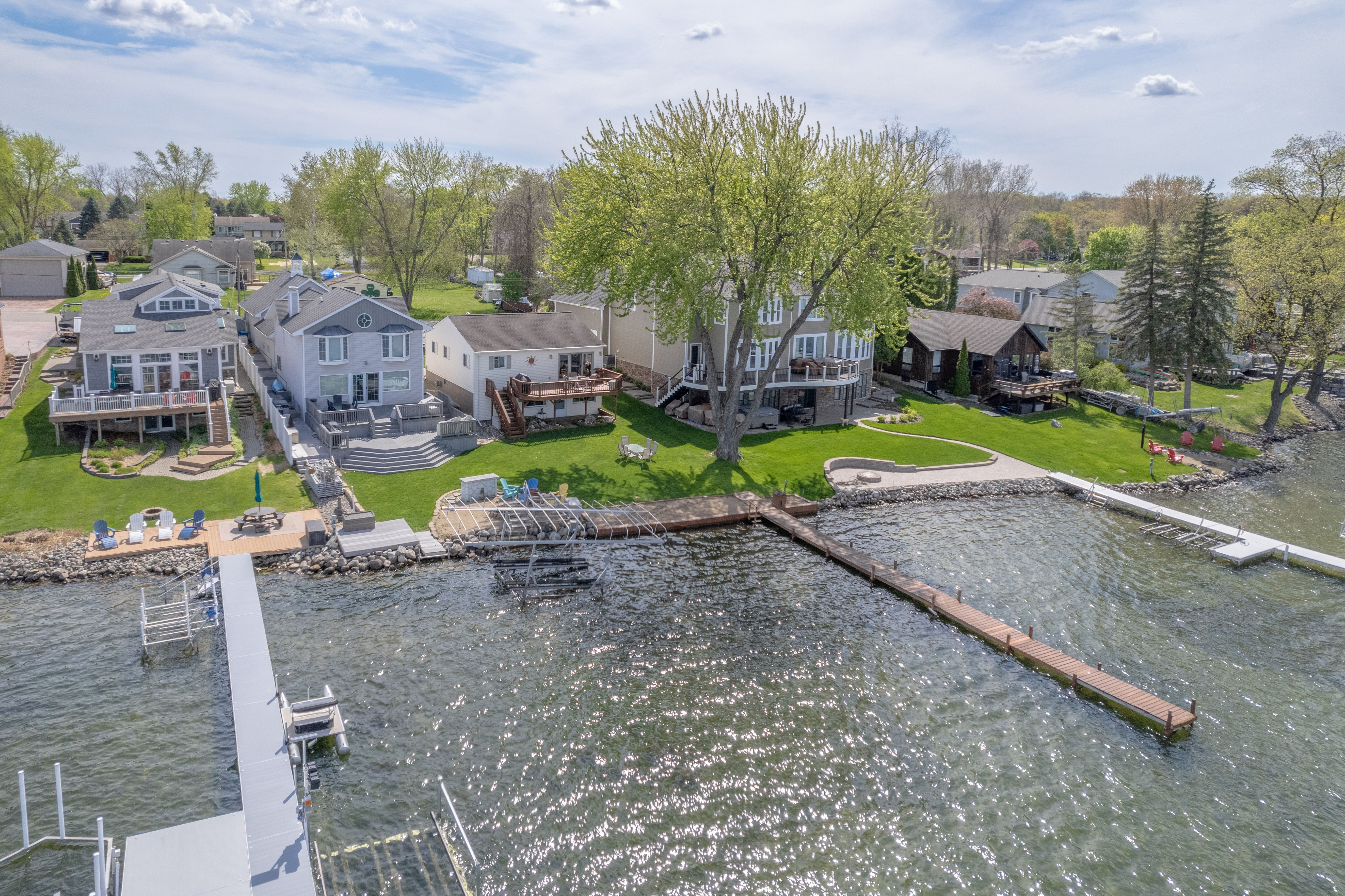 Fenton Charter Township, Michigan 48430, United States, 4 Bedrooms Bedrooms, ,1 BathroomBathrooms,Residential,Active,126094