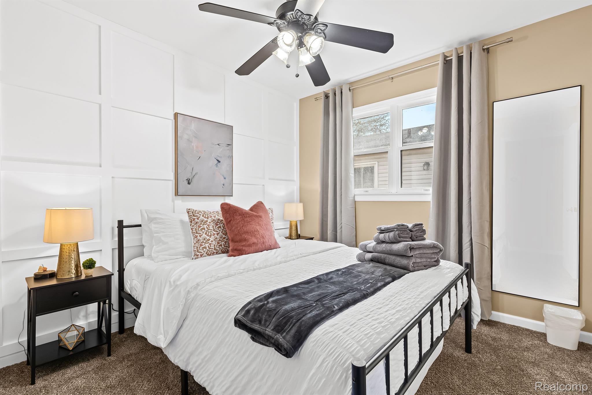 1019 E HAYES Avenue E