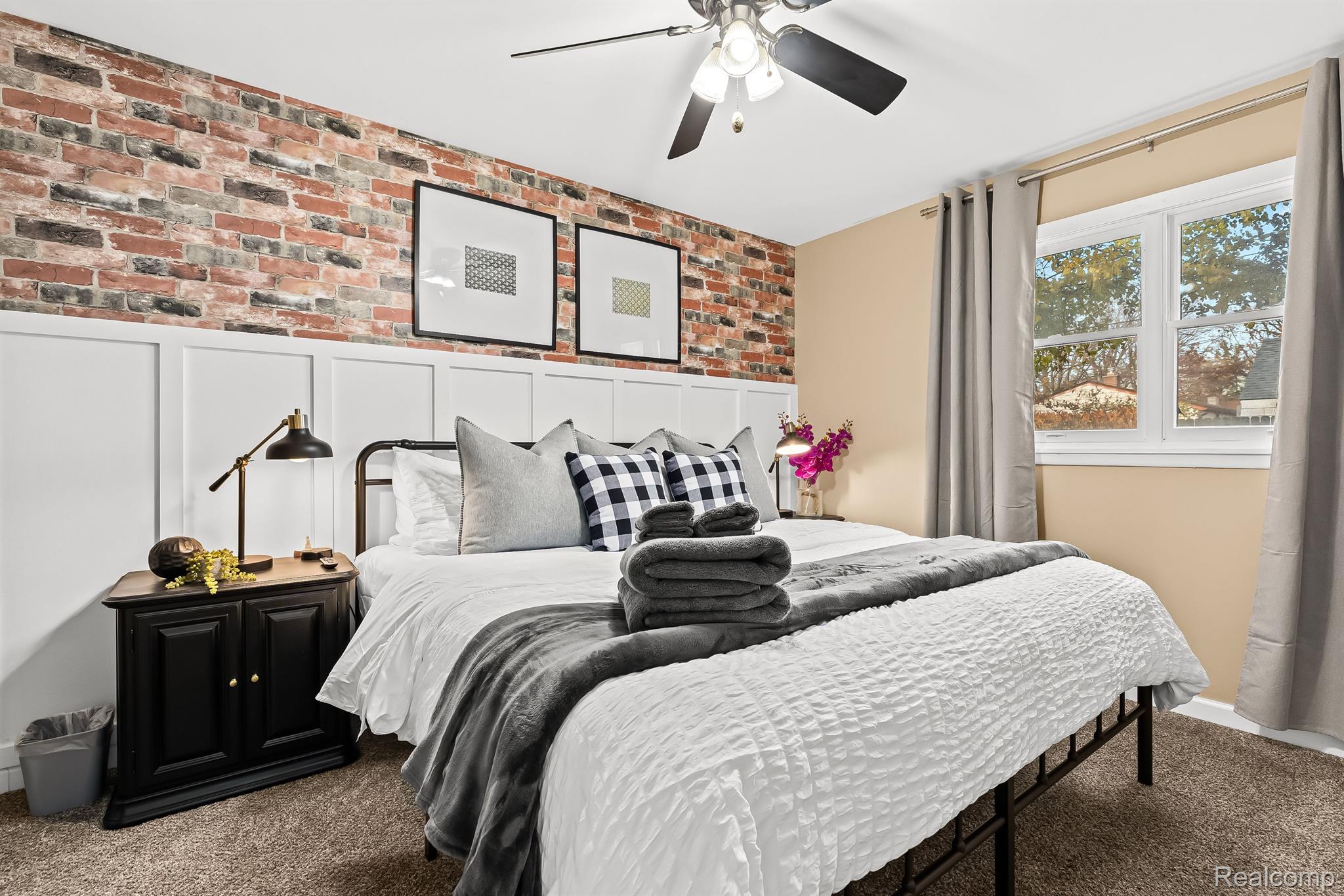 1019 E HAYES Avenue E