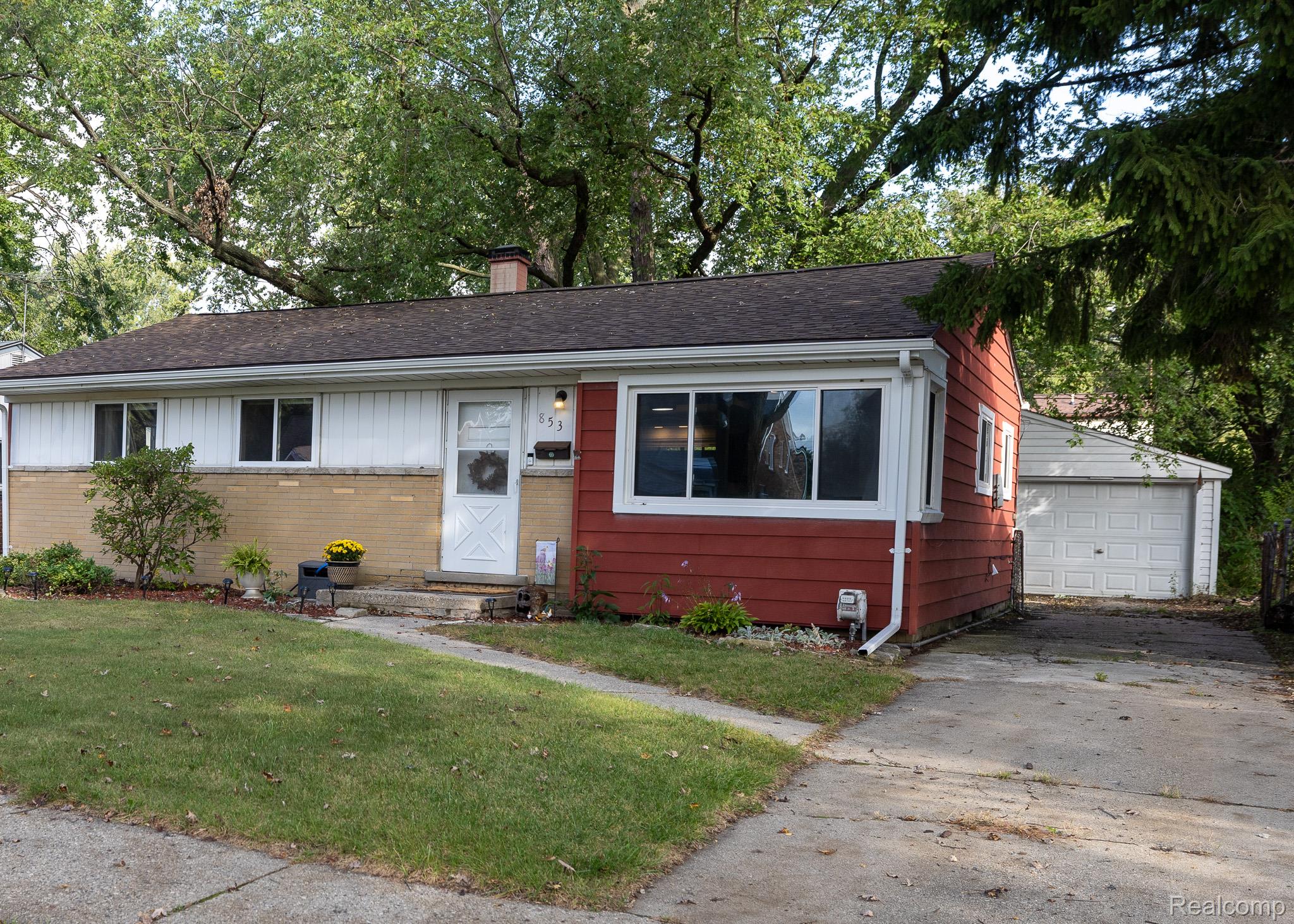 853 E Lincoln Avenue