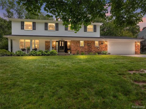 Photo of 2143 Avoncrest Drive, Rochester Hills City, MI 48309 (MLS # 20261044192)