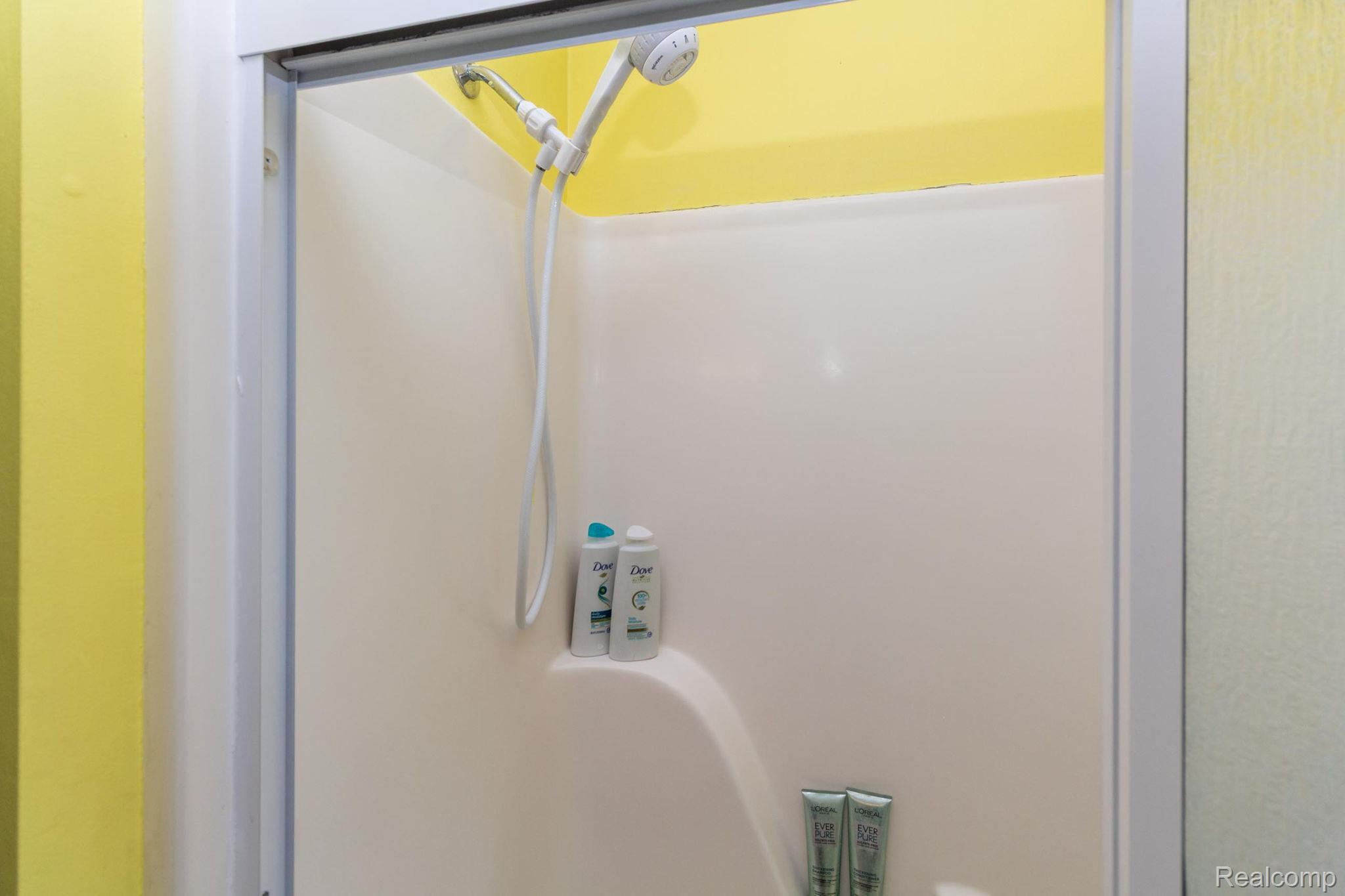 Oxford Charter Township, Michigan 48371, United States, 4 Bedrooms Bedrooms, ,2 BathroomsBathrooms,Residential,Active,190800