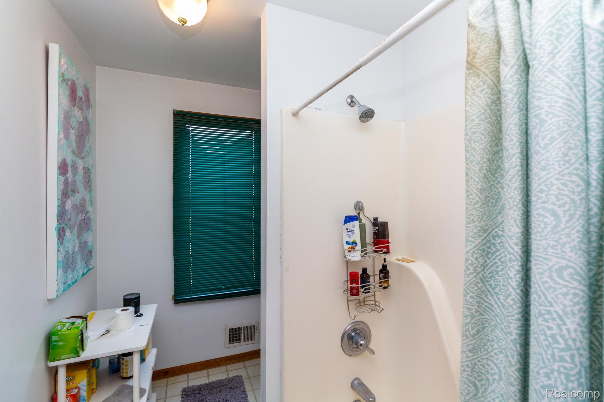 Oxford Charter Township, Michigan 48371, United States, 4 Bedrooms Bedrooms, ,2 BathroomsBathrooms,Residential,Active,190800