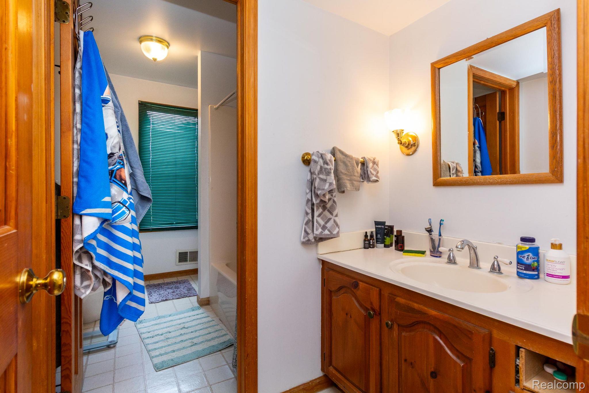 Oxford Charter Township, Michigan 48371, United States, 4 Bedrooms Bedrooms, ,2 BathroomsBathrooms,Residential,Active,190800