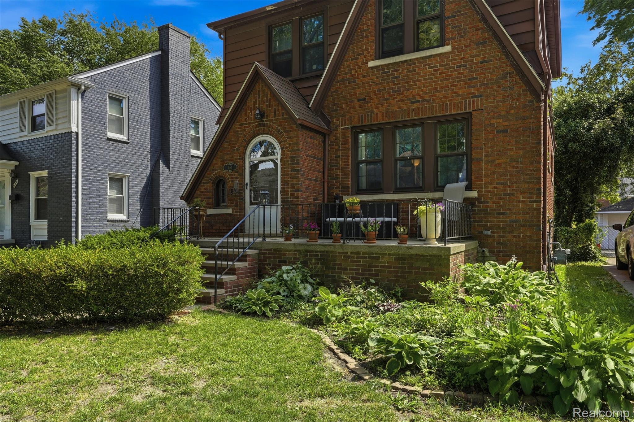 461 Manor