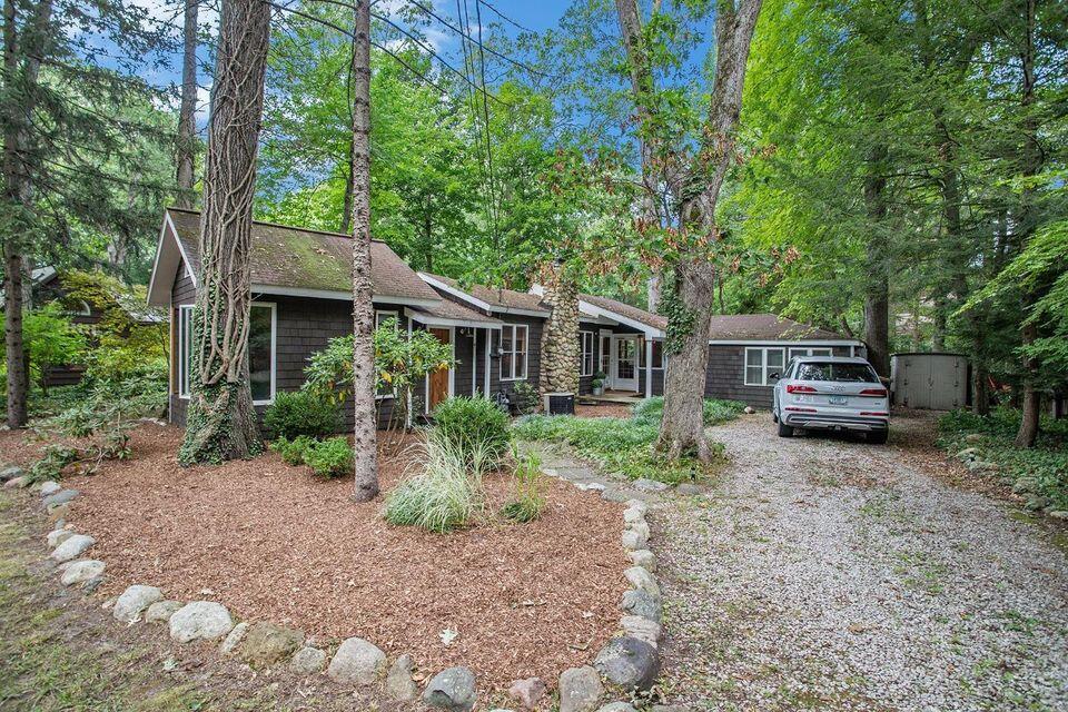 3852 Birchwood Trail