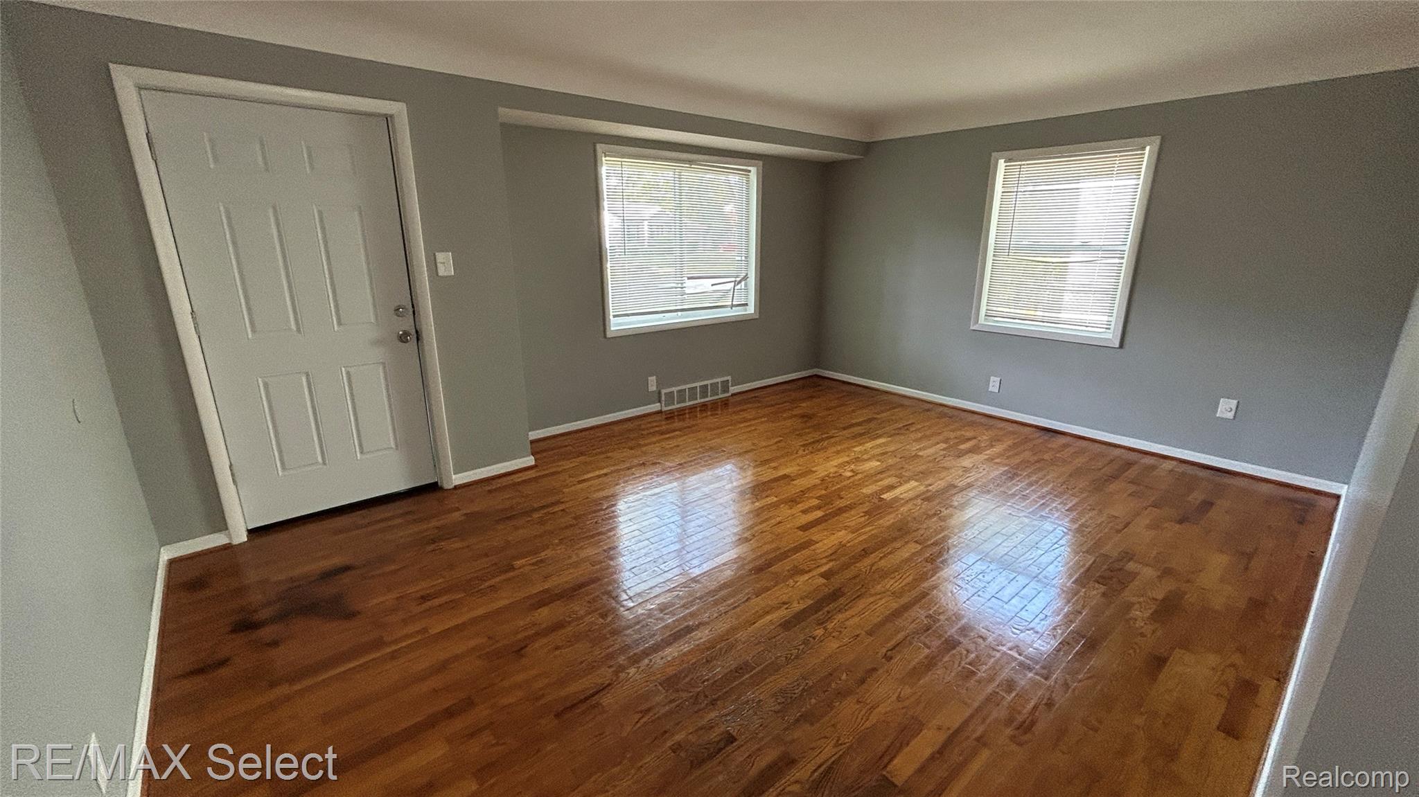 1902 Crestbrook Lane