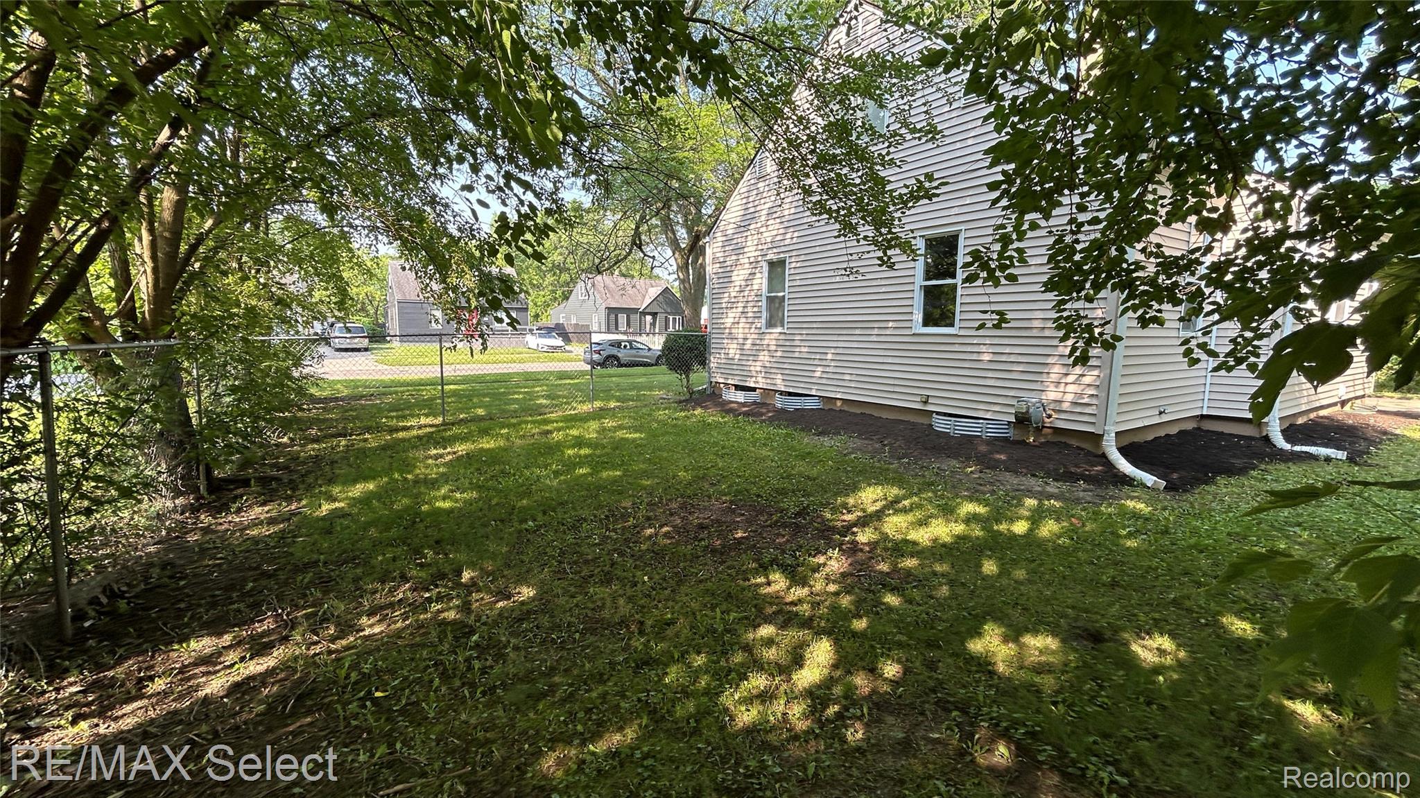 1902 Crestbrook Lane