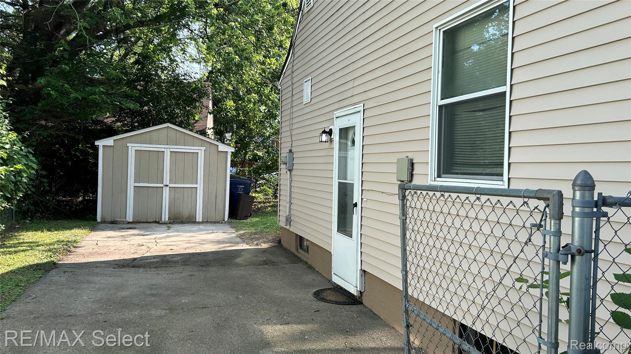 1902 Crestbrook Lane