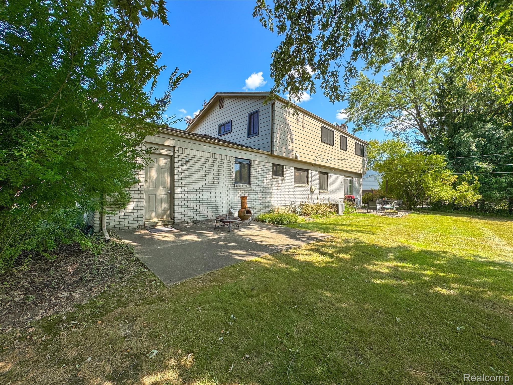 Beverly Hills Village, Michigan 48025, United States, 5 Bedrooms Bedrooms, ,3 BathroomsBathrooms,Residential,Active,206691