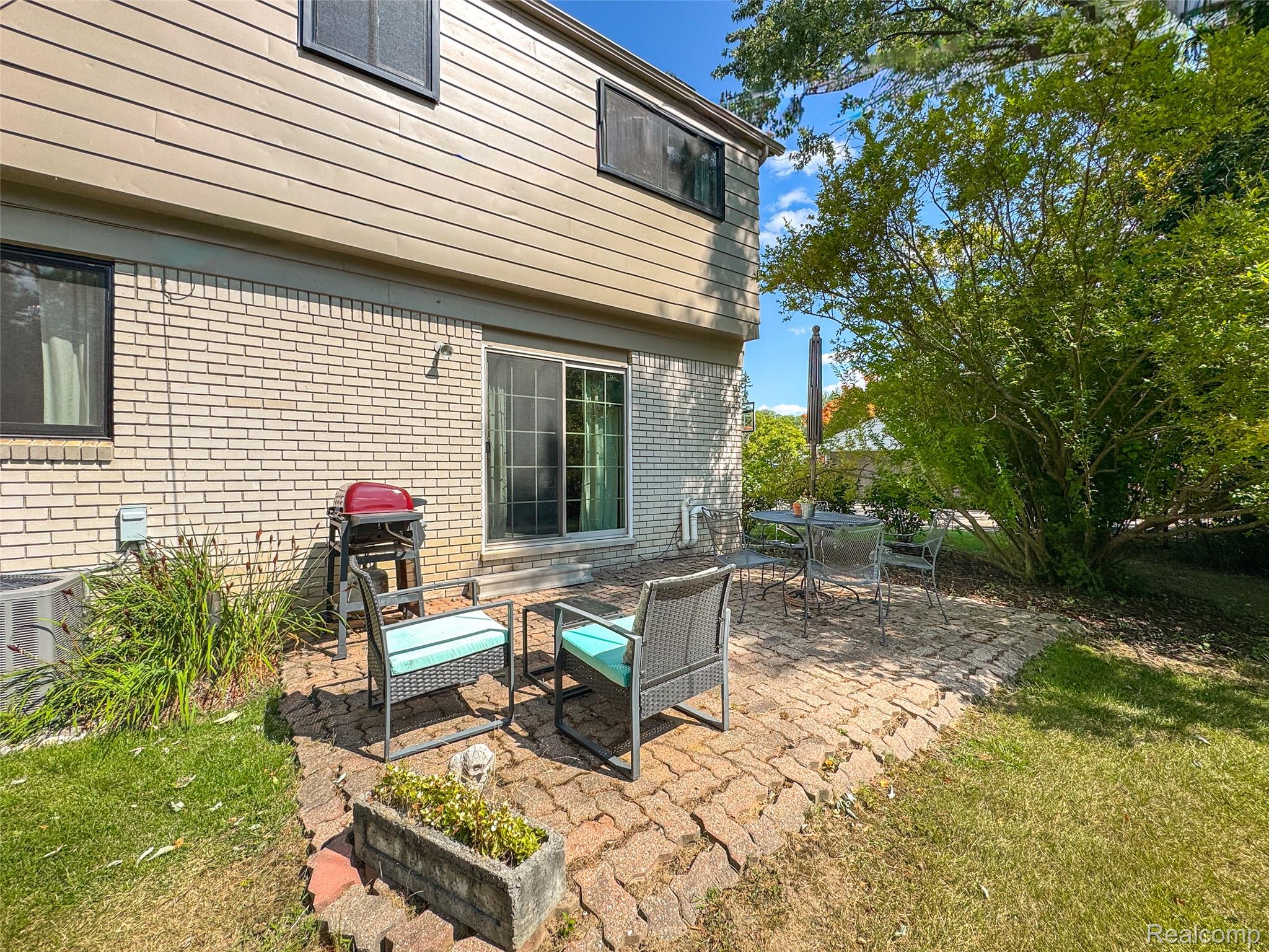 Beverly Hills Village, Michigan 48025, United States, 5 Bedrooms Bedrooms, ,3 BathroomsBathrooms,Residential,Active,206691