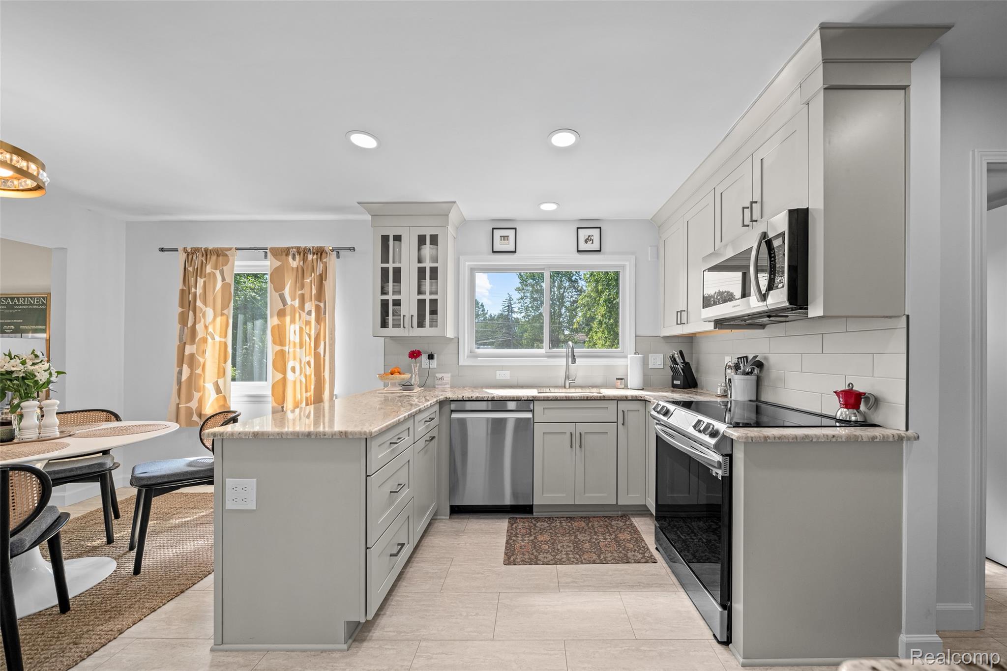 Beverly Hills Village, Michigan 48025, United States, 5 Bedrooms Bedrooms, ,3 BathroomsBathrooms,Residential,Active,206691