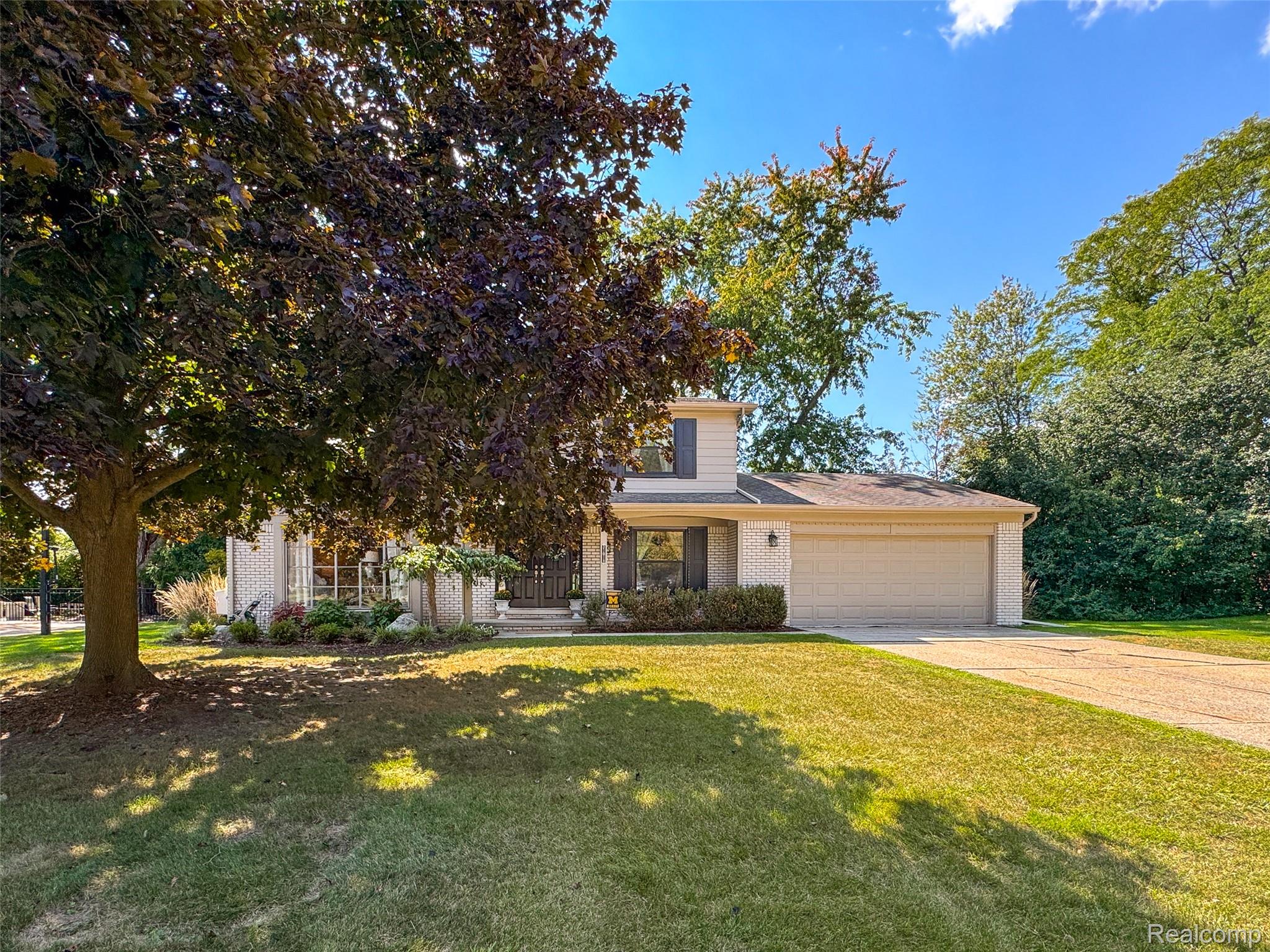 Beverly Hills Village, Michigan 48025, United States, 5 Bedrooms Bedrooms, ,3 BathroomsBathrooms,Residential,Active,206691