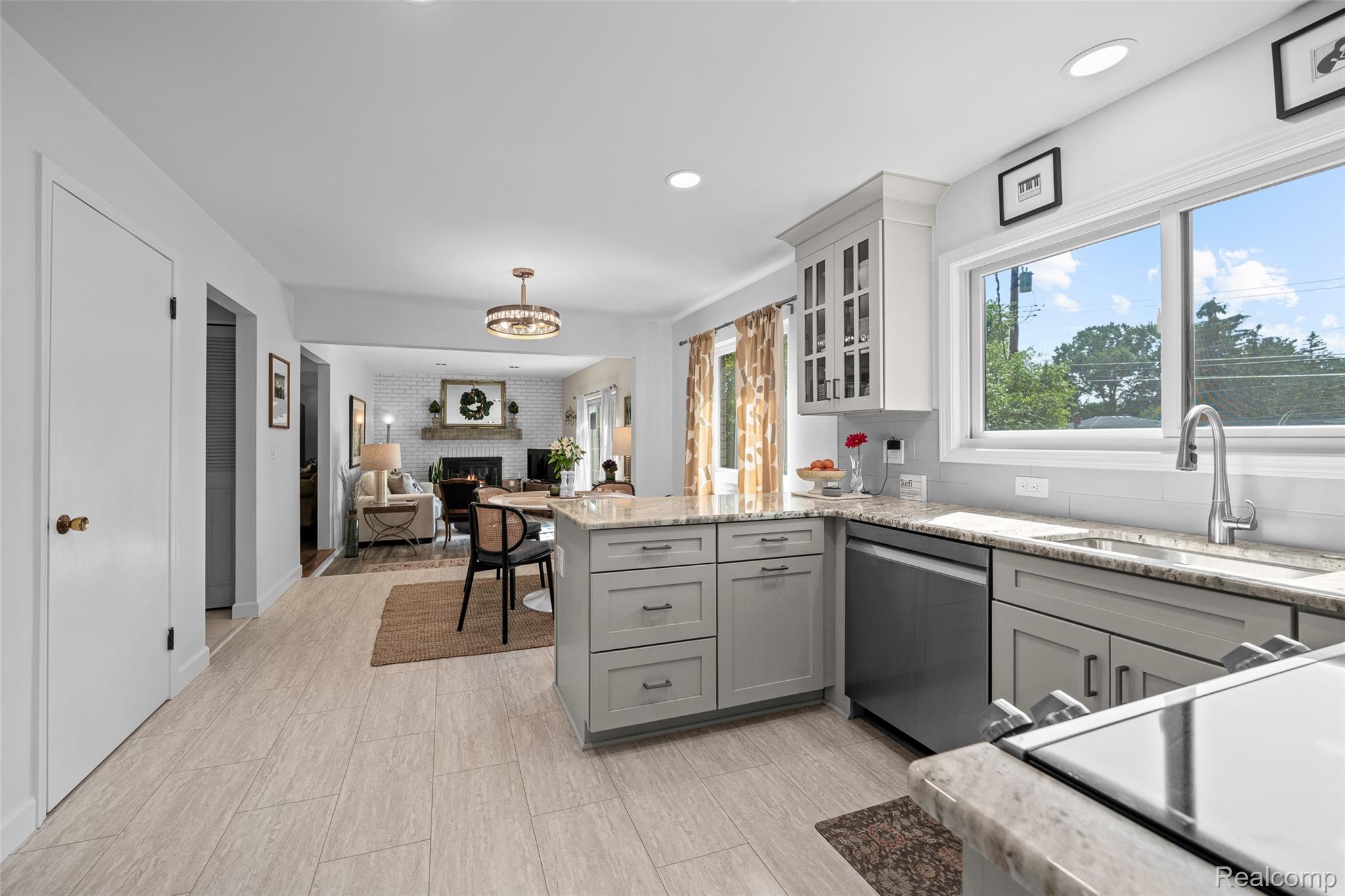 Beverly Hills Village, Michigan 48025, United States, 5 Bedrooms Bedrooms, ,3 BathroomsBathrooms,Residential,Active,206691