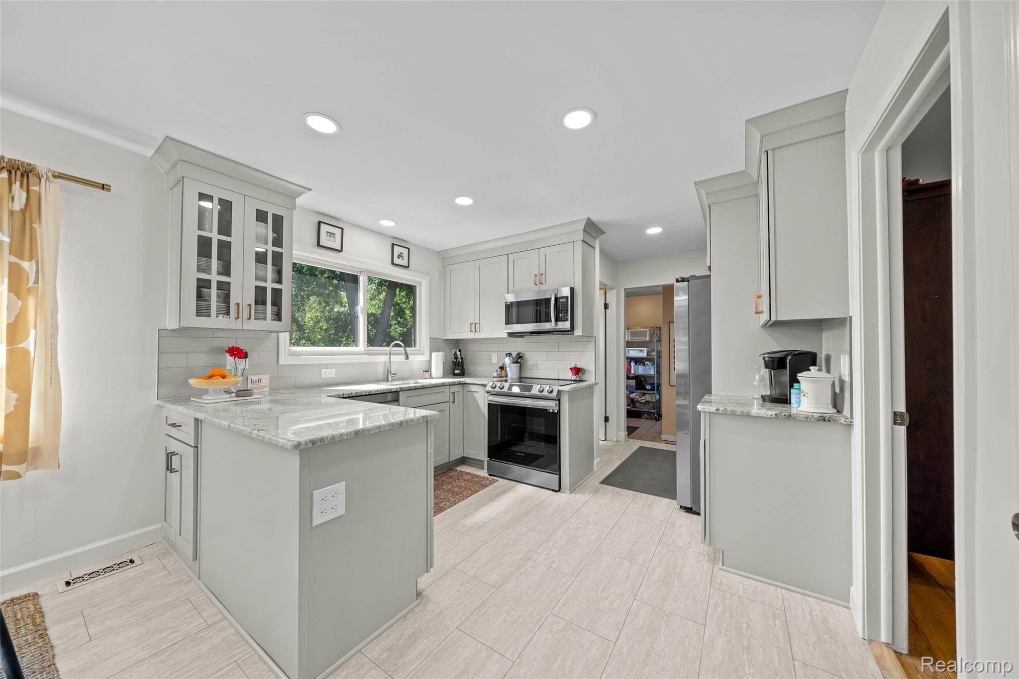 Beverly Hills Village, Michigan 48025, United States, 5 Bedrooms Bedrooms, ,3 BathroomsBathrooms,Residential,Active,206691