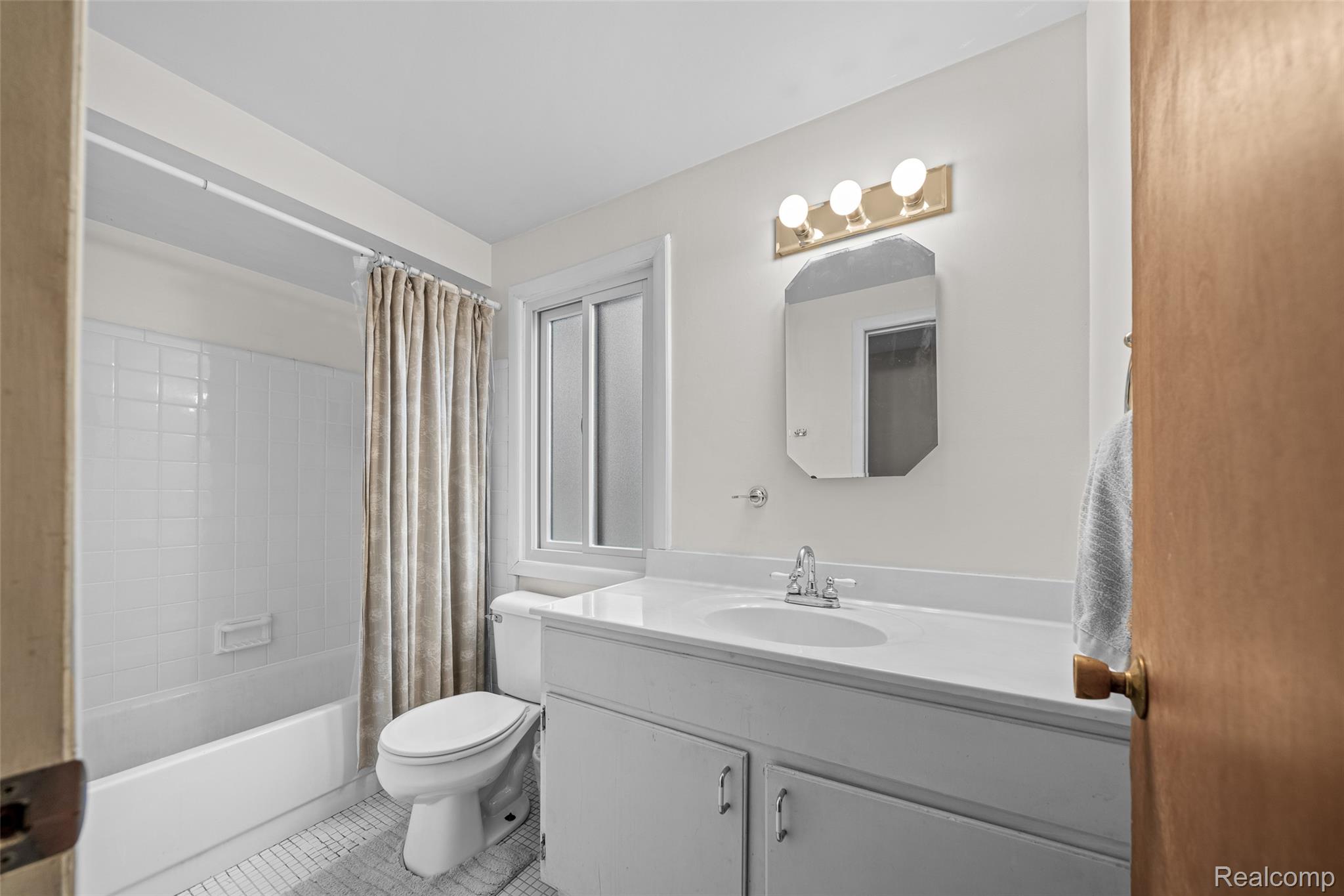 Beverly Hills Village, Michigan 48025, United States, 5 Bedrooms Bedrooms, ,3 BathroomsBathrooms,Residential,Active,206691