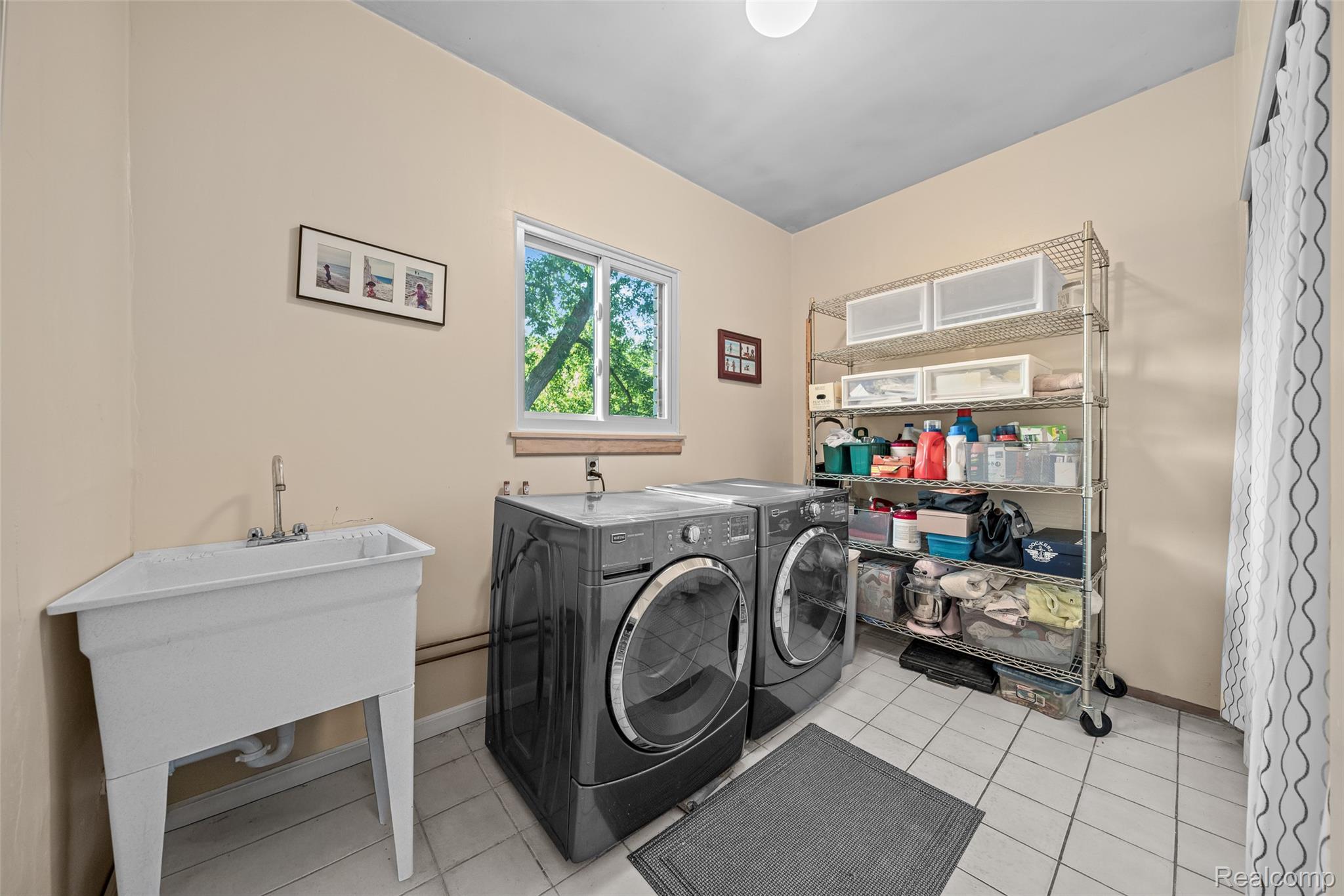 Beverly Hills Village, Michigan 48025, United States, 5 Bedrooms Bedrooms, ,3 BathroomsBathrooms,Residential,Active,206691