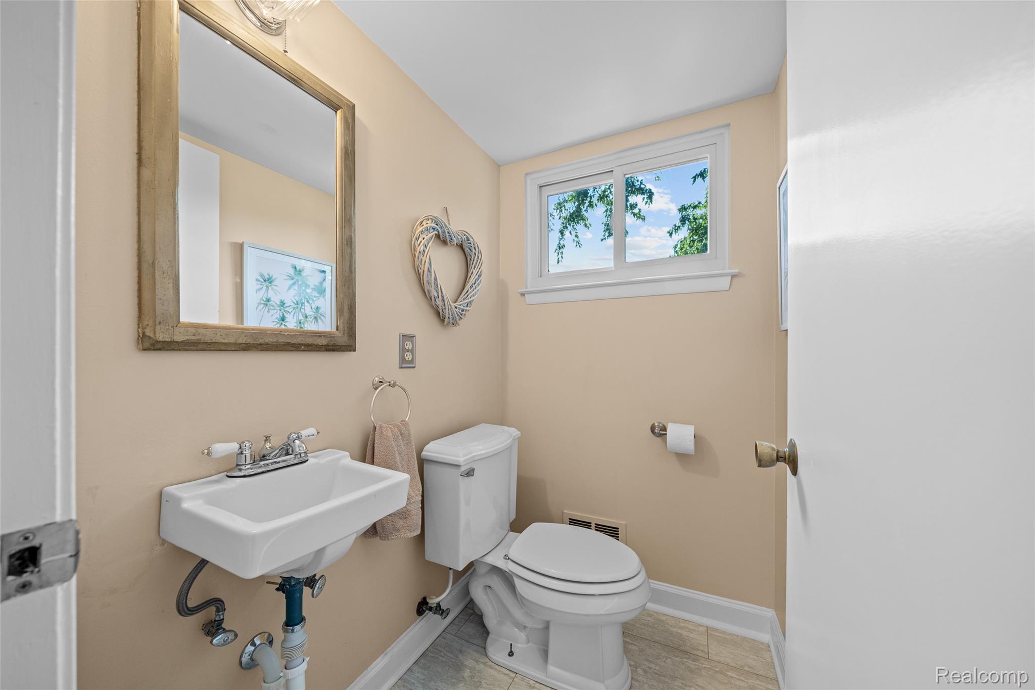 Beverly Hills Village, Michigan 48025, United States, 5 Bedrooms Bedrooms, ,3 BathroomsBathrooms,Residential,Active,206691