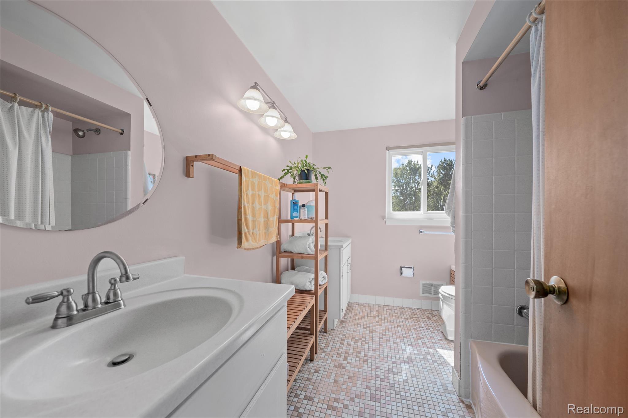 Beverly Hills Village, Michigan 48025, United States, 5 Bedrooms Bedrooms, ,3 BathroomsBathrooms,Residential,Active,206691