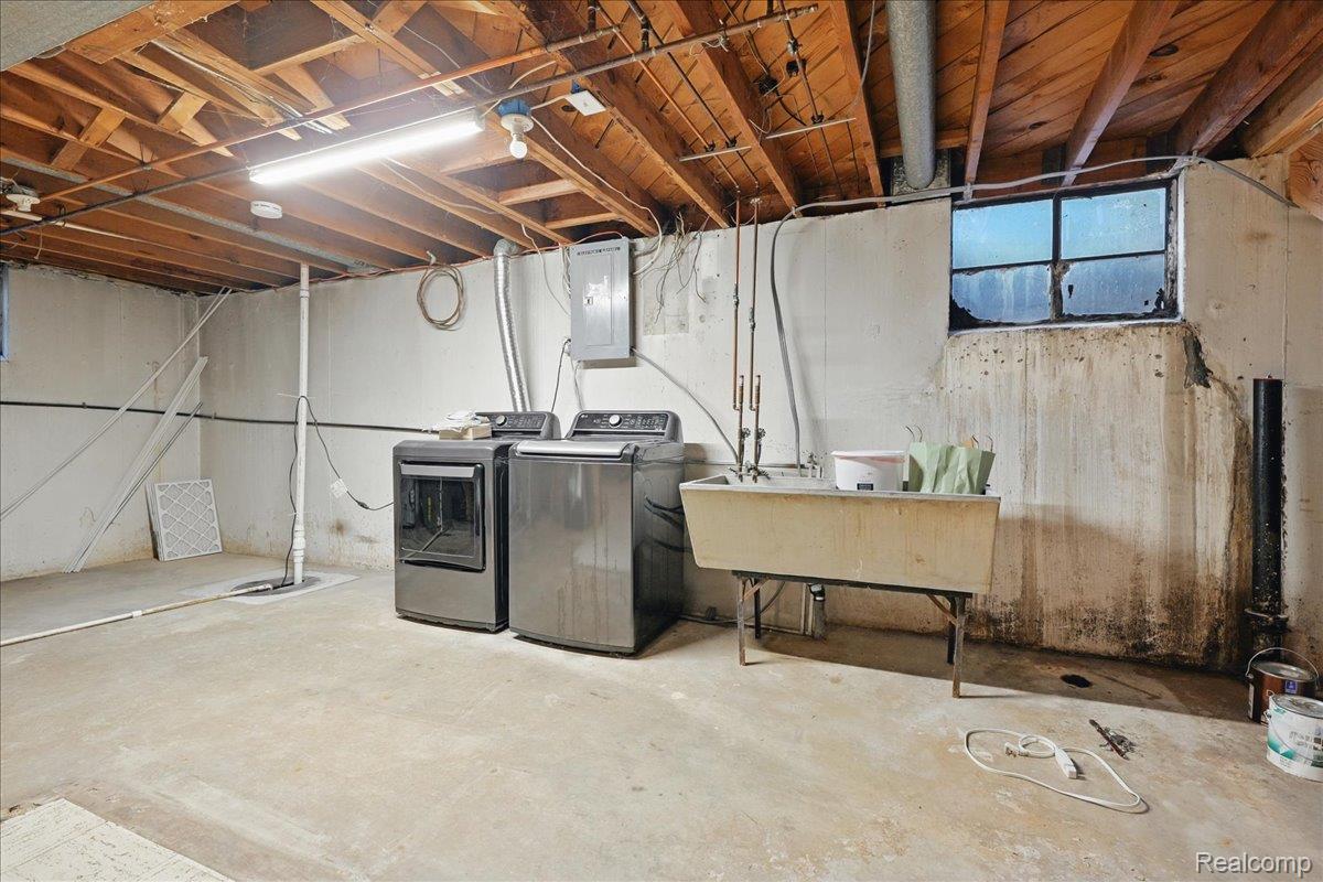 Oak Park City, Michigan 48237, United States, 3 Bedrooms Bedrooms, ,1 BathroomBathrooms,Residential,Pending,151996