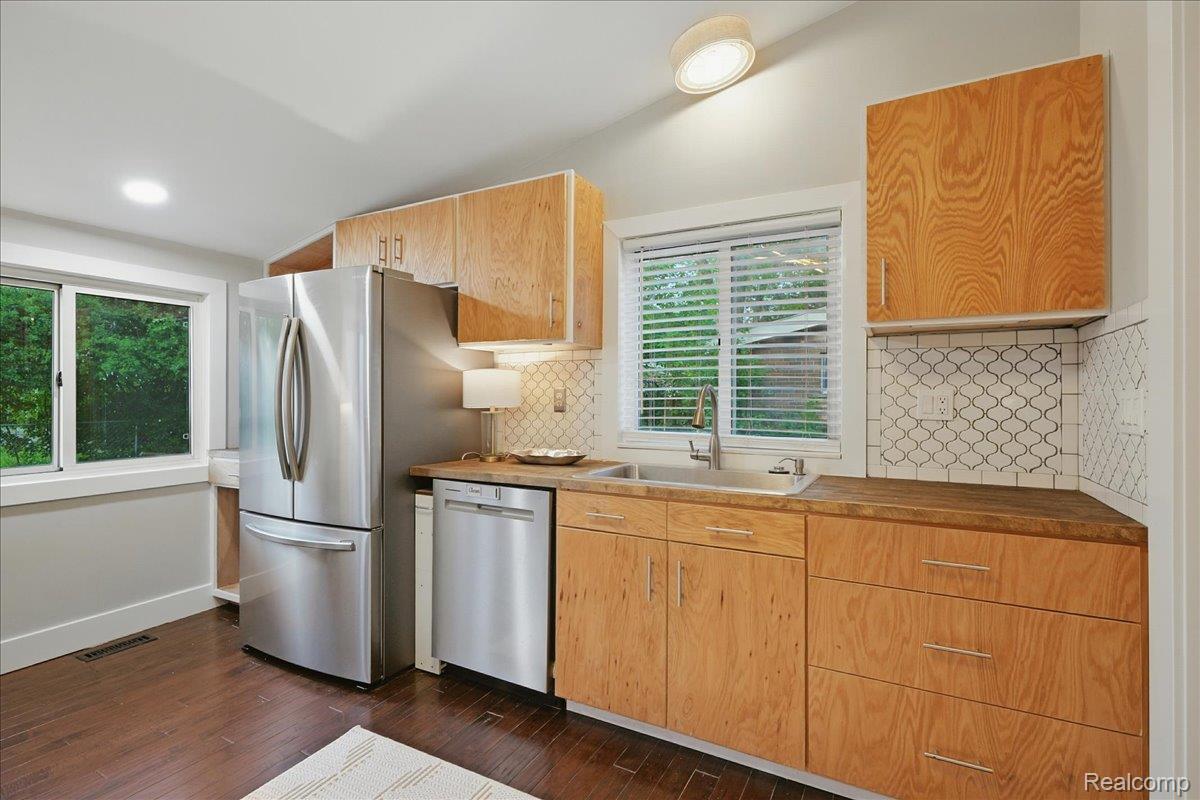 Oak Park City, Michigan 48237, United States, 3 Bedrooms Bedrooms, ,1 BathroomBathrooms,Residential,Pending,151996