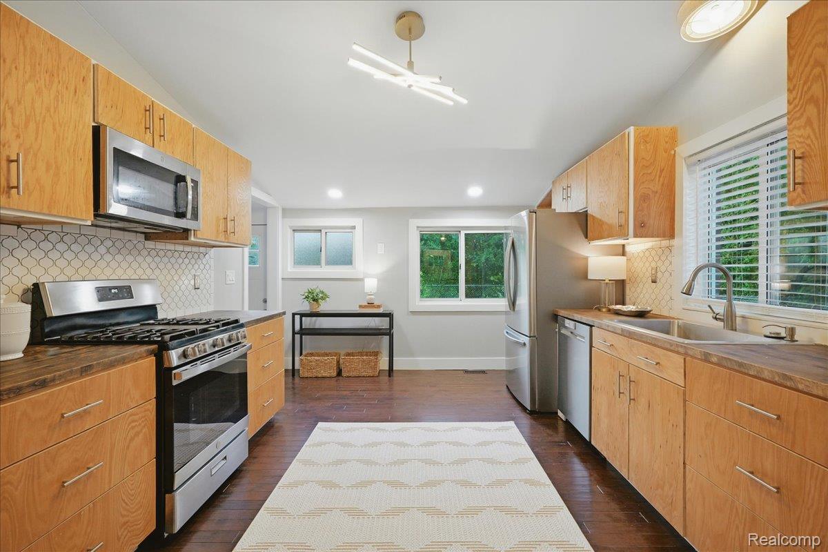 Oak Park City, Michigan 48237, United States, 3 Bedrooms Bedrooms, ,1 BathroomBathrooms,Residential,Pending,151996