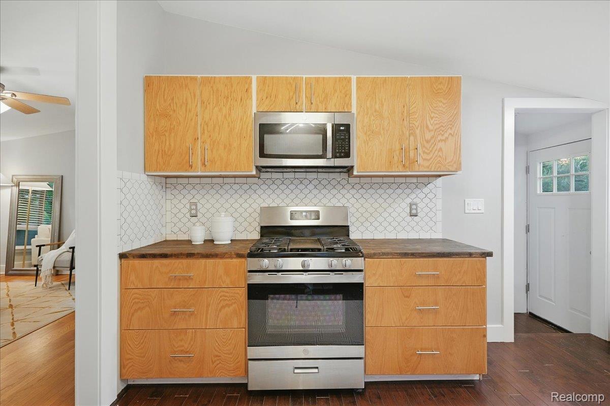 Oak Park City, Michigan 48237, United States, 3 Bedrooms Bedrooms, ,1 BathroomBathrooms,Residential,Pending,151996